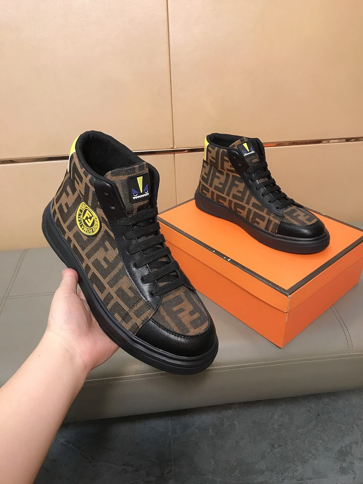 出厂价220 🥾🥾↔️↔️【fendi】芬迪 经典舒适男士高帮休闲鞋,鞋面选用磨砂皮搭配品牌印花面料,羊皮垫脚,橡胶耐磨大底 这种独特的风格适合四季,随意而精致的感性,上脚舒适自然 秋冬休闲出行日常款!码数:38-44