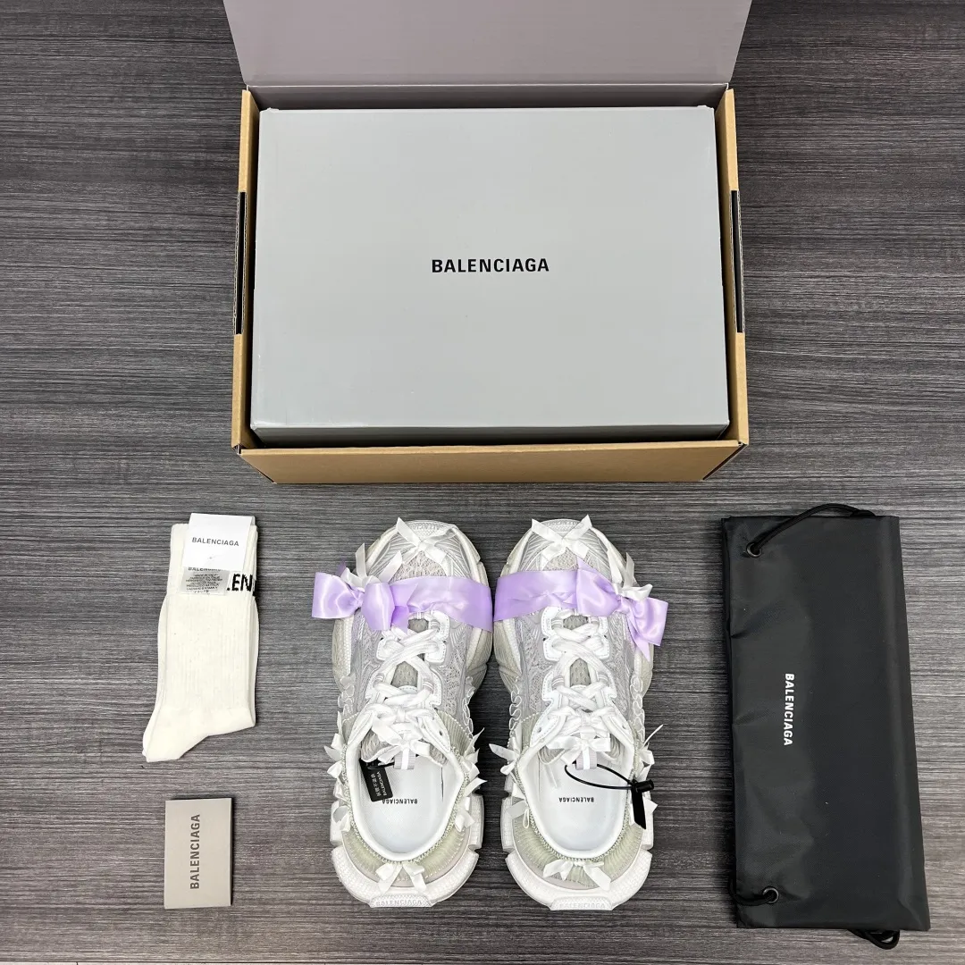 💰480 纯原版本Balenciaga巴黎世家 3XL 蕾丝结蝴蝶结半拖 人造革 圆头系代 低帮 老爹鞋 白银紫在延续 Track Trainer 户外轮廓和复杂鞋面结构的同时,鞋面蕾丝+蝴蝶结设计 每一处都是少女感拉满! 神仙颜值超级赞! 包装:全套原版包装加固飞机盒包装! 码数:35-42码!(正码)