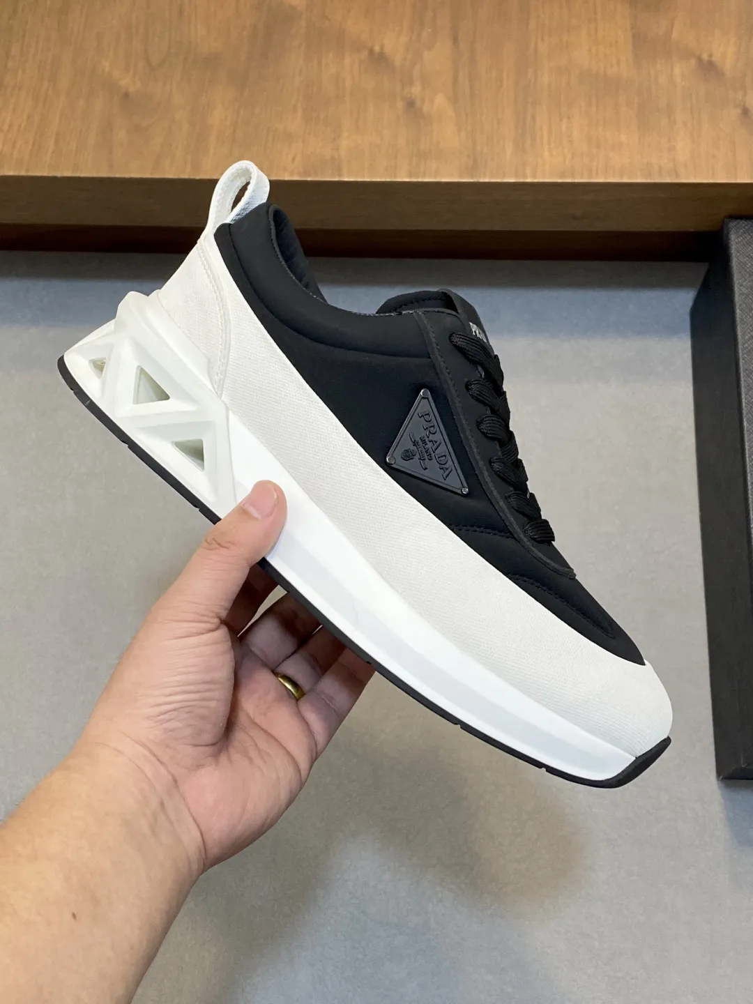 💰380 Prada/普拉达 男士新款皮面拼接运动鞋 这款运动鞋呈现现代版型,以利落线条与流畅细节重新演绎品牌典藏款型。鞋履采用小牛皮革和科技织物打造,外侧饰有三角金属徽标,后跟亮色TPU装饰,内里后跟加长加衬设计,穿着更舒适,鞋舌饰有丝印徽标,搭配后跟镂空橡胶厚底,全牛皮内里标配徽标牛皮垫脚,上脚增高舒适、百搭耐看!配全套原包装! 码数:39-40-41-42-43-44 标准皮鞋尺码(45可定做不支持退换)