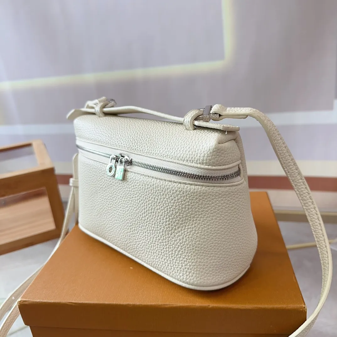 P125 配盒子 貌美如花LoroPiana小方包 不再买包的我看到这个小白真是受不了 简直太适合夏天，容量可放下手机 钥匙 气垫 手纸 口红等，好喜欢這 #OroPiana#夏日小包推荐 尺寸：20 13 T