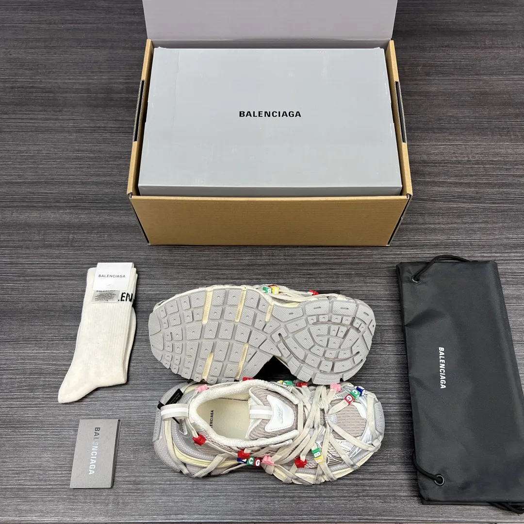 💰600 纯原版本Balenciaga巴黎世家 3XL Extreme Lace 做旧效果 字母装饰 低帮 老爹鞋 彩色 3XL Extreme Lace 在原蜘蛛侠设计基础添加巴黎世家彩色字母扣饰 显得别具一格 保持着巴黎世家独有设计风格 质感很丰富。做旧依然保持不失复古风味!值得推荐的一款新品! 包装:全套原版包装加固飞机盒包装! 码数:35-46码!(正码)