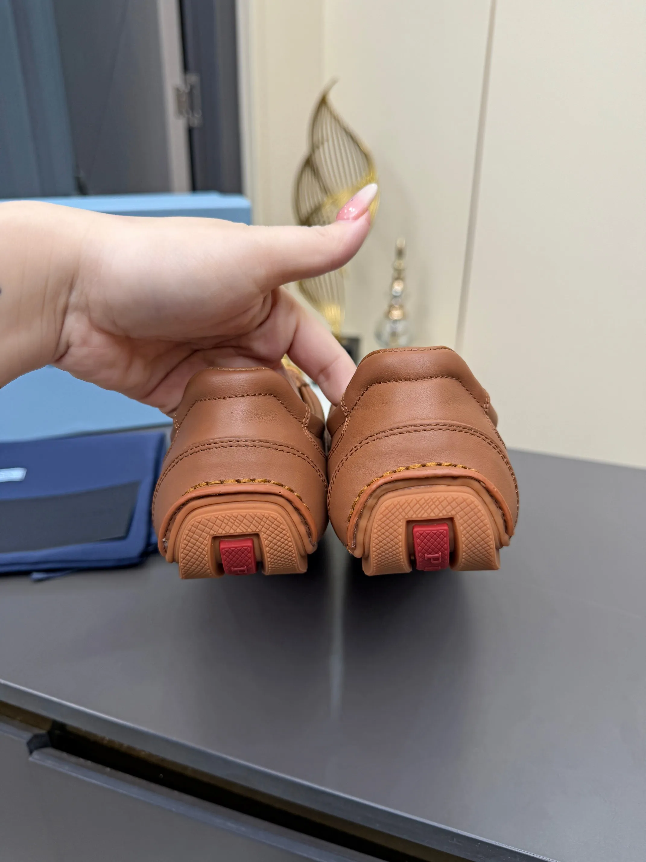 实价不让利P300!普拉达·PRADA🔥2026最新款休闲德训鞋⛳️原版1比1开发,复古时髦前卫的设计,让整双鞋轻便舒适,皮与高丝光牛绒的设计更是简洁大方,搭配古沙滩凉鞋造型,每一个元素都踩在时髦点上🤗 ✦面料:进口头层牛皮 ✦内里:羊皮内里 ✦大底:原版1:1开双色生胶底 ✦码数:女码 35--40, ✦码数:男码 39--44, ✦码数:可以定做女41 女42 男45