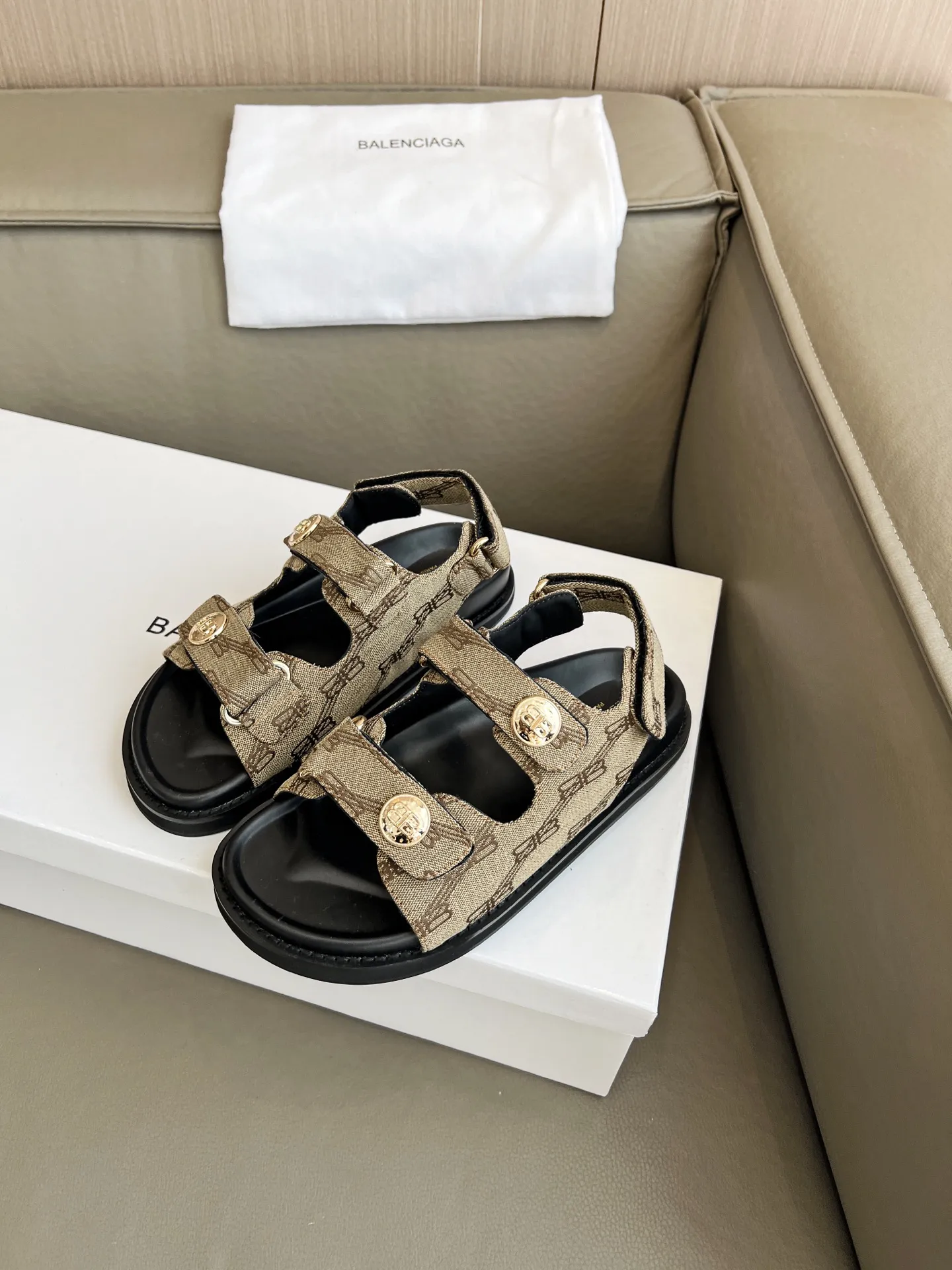 🍓 2025春夏BALENCIAGA/巴黎世家 爆款推荐[得意]这款鞋今年非常🔥爆，独立风格➕各处无可挑剔的细节做工。码数35-40码 41克定做。出厂价250