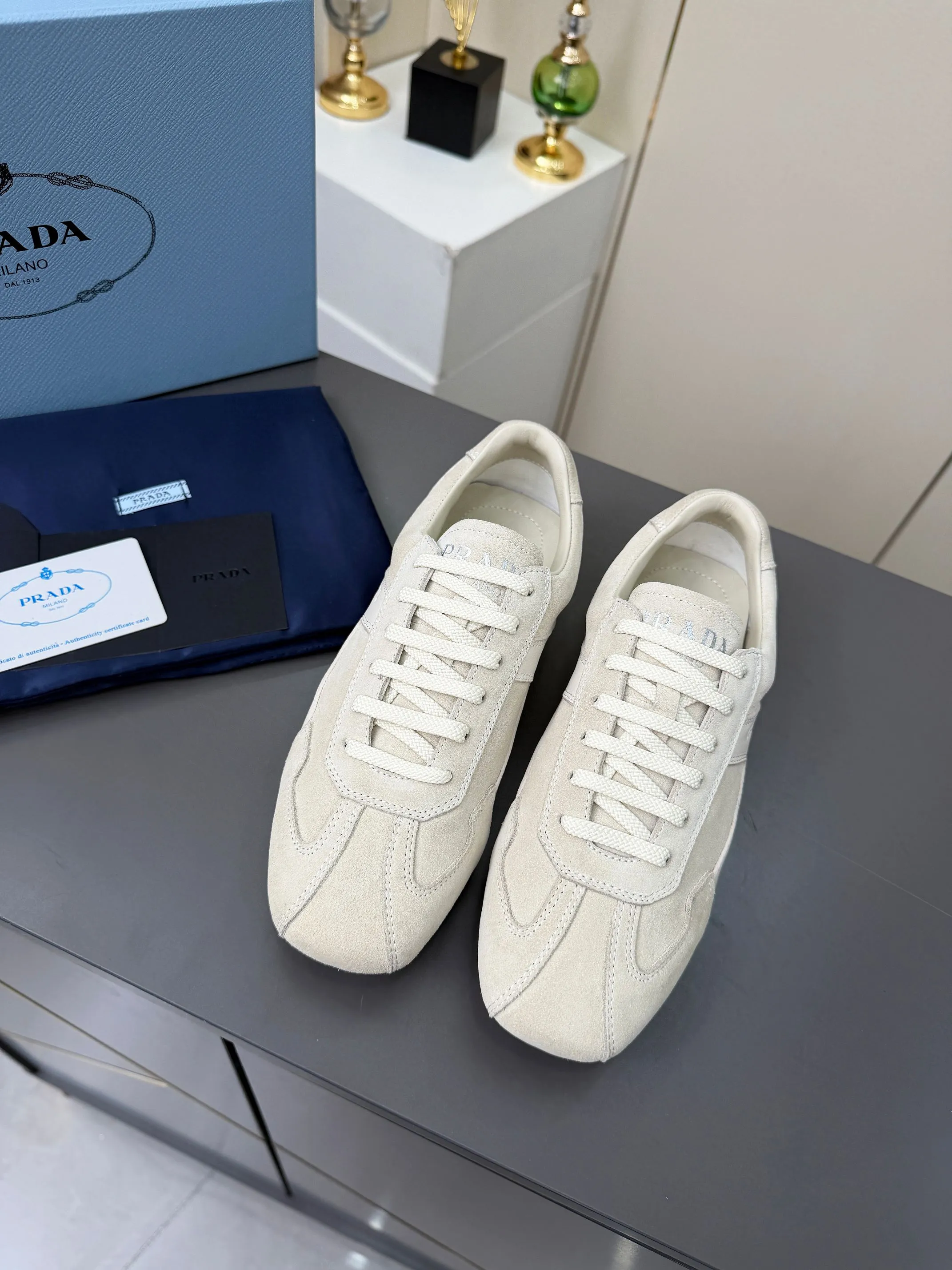 实价不让利P300！普拉达&middot;PRADA🔥2026最新款休闲德训鞋⛳️原版1比1开发，复古时髦前卫的设计，让整双鞋轻便舒适，皮与高丝光牛绒的设计更是简洁大方，搭配古沙滩凉鞋造型，每一个元素都踩在时髦点上🤗 ✦面料：头层牛皮拼接牛京 ✦内里：羊皮内里 ✦大底：原版1:1开双色生胶底 ✦码数：女码 35--40 ✦码数：男码 39--44， ✦码数：可以定做女41 女42 男45