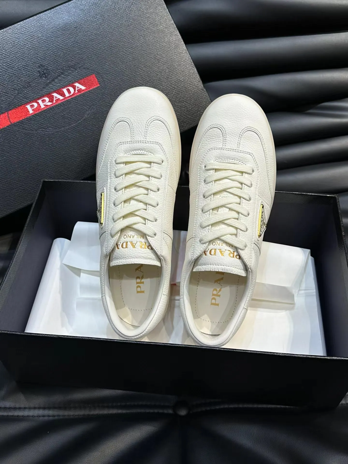 P180元 38-45 Prada 普拉达新款男士真皮运动鞋，市面最高版本 、欢迎任意对比🆚！原版皮料质感极佳，超上档次！意大利进口胎羊网内里，可拆式垫！奢华用料、精细做工，极力推荐入手！