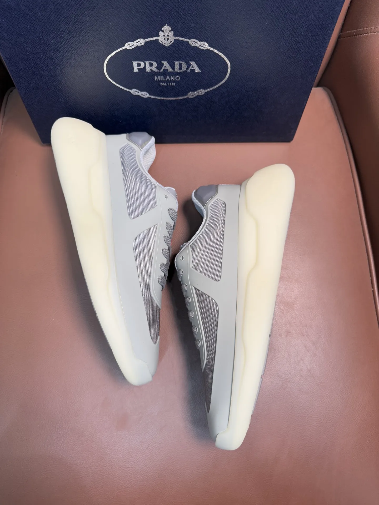 🔥🔥 PRAD* &mdash; 普拉达。美洲杯再生尼龙和Bike皮面运动鞋 这款再生尼龙运动鞋兼具实用性与创新性，富有现代特色，搭配轻便的鞋底，融入极简主义细节设计。鞋面点缀锁温压胶装饰。丝网印花Prad*徽标。尼龙带环鞋带 TPU鞋底，采用超轻质发泡橡胶填充材料。橡胶图案纹路。鞋底高度：40毫米 可拆卸覆织物鞋垫。 码数：39-45。p380