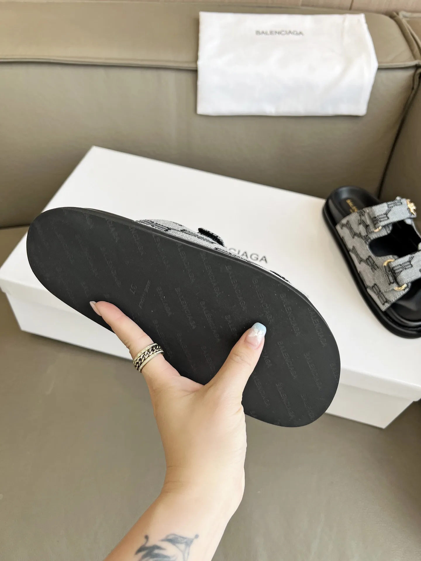 🍓 2025春夏BALENCIAGA/巴黎世家 爆款推荐[得意]这款鞋今年非常🔥爆，独立风格➕各处无可挑剔的细节做工。码数35-40码 41克定做。出厂价230