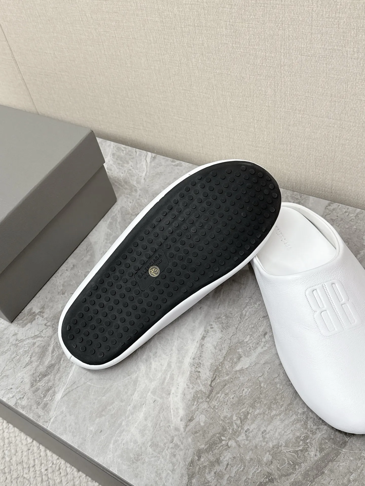 💰220 BALENCIAGA巴黎世家最新走秀款情侣半拖 百位ins博主网红推荐 国外超多明星网红种草 经典永不过时 简约的设计 极具辨识度的logo点缀 B家每次的新品即使在同类相似款式上，设计风格总会抓人眼球有辨识度👀随随便便搭视觉上都是秒杀大众款、上脚舒适非常方便 鞋面进口小牛皮 质地柔软细腻 原版开模防滑大底 size：35-40 男39-44