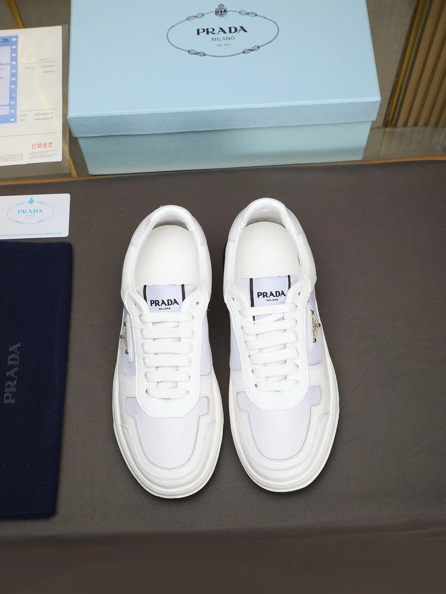 PP200 新款普拉达休闲男鞋意大利著名的奢侈品品牌，目前超爱的款，脚感很好，洋气时髦，显得脚型很正，走起路来也很轻便～鞋型很正，上脚非常好看！鞋面头层小牛皮➕进口防水布料➕水洗羊里，发泡耐磨超轻大底！舒适 首选好男鞋 长期不过时款！ 尺码：38-39-40-41-42-43-44（45定做）多色选！