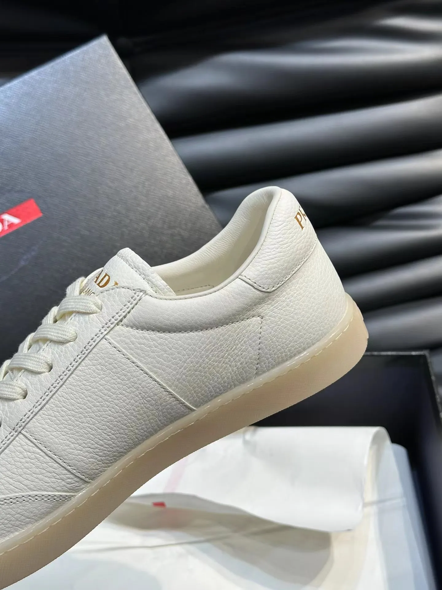 P180元 38-45 Prada 普拉达新款男士真皮运动鞋，市面最高版本 、欢迎任意对比🆚！原版皮料质感极佳，超上档次！意大利进口胎羊网内里，可拆式垫！奢华用料、精细做工，极力推荐入手！