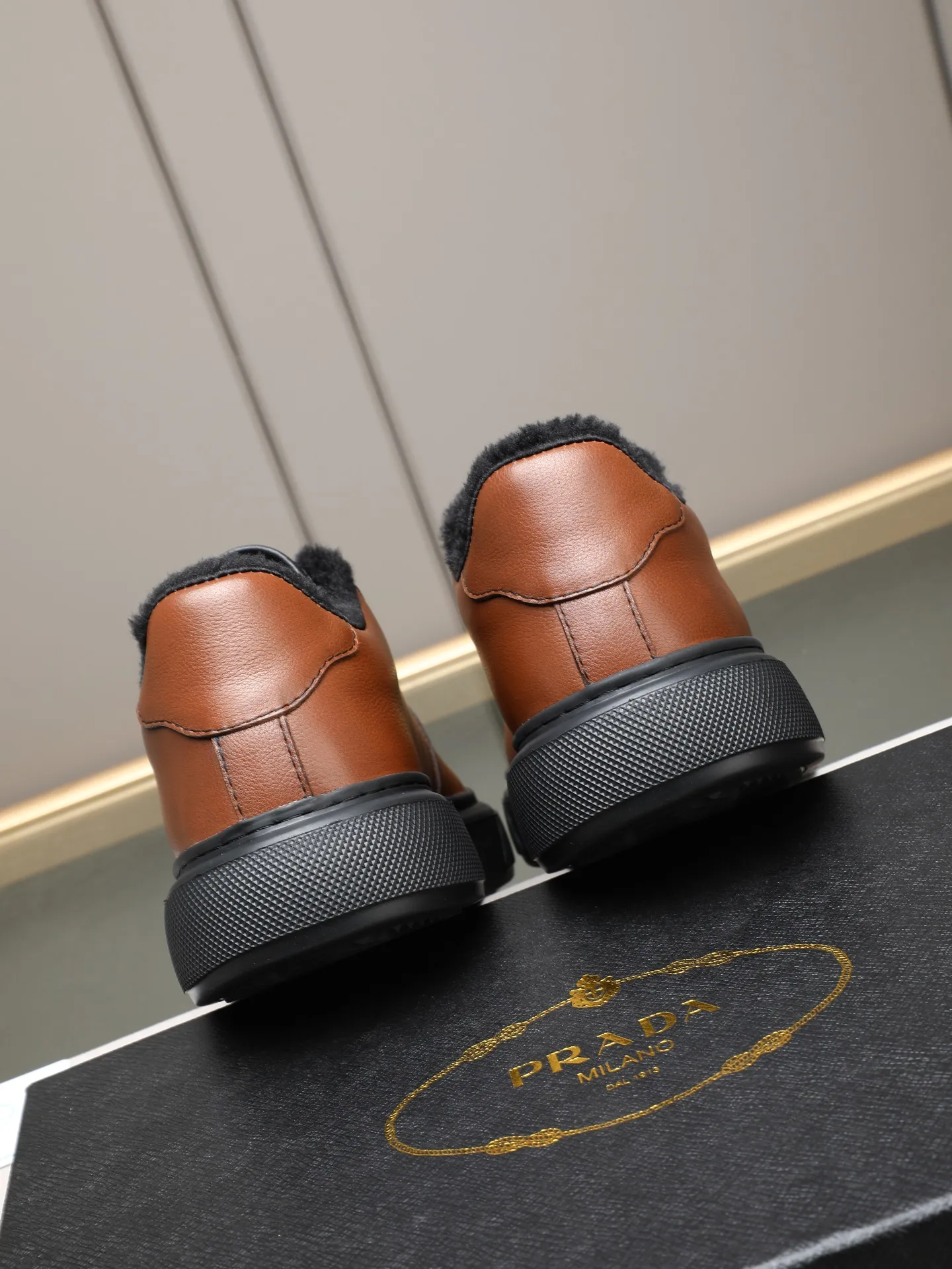 PP240 Prada/普拉达 男士新款休闲鞋，这款鞋面采用进口小牛皮+绒里！外侧饰以P家经典金属三角珐琅徽标，大底采用防滑运动发泡超轻大底，上脚脚感很好，洋气时髦单品！两色选！ Size：38-44（45定做）