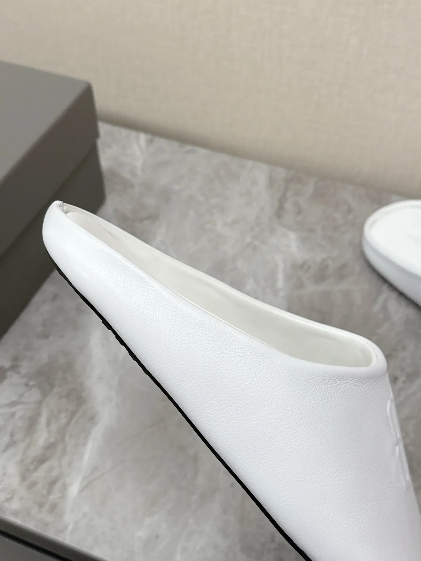 💰220 BALENCIAGA巴黎世家最新走秀款情侣半拖 百位ins博主网红推荐 国外超多明星网红种草 经典永不过时 简约的设计 极具辨识度的logo点缀 B家每次的新品即使在同类相似款式上，设计风格总会抓人眼球有辨识度👀随随便便搭视觉上都是秒杀大众款、上脚舒适非常方便 鞋面进口小牛皮 质地柔软细腻 原版开模防滑大底 size：35-40 男39-44