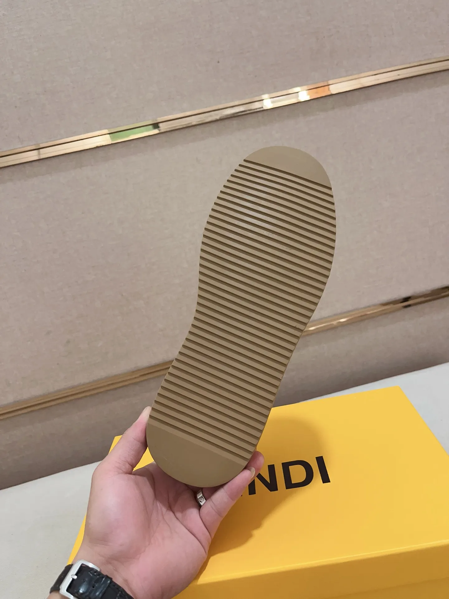 工厂价: 210💰【Fendi】芬迪 男士最新款休闲鞋!专柜同步上市!原版一比一复刻。全进口官网一比一牛皮面料。内里采用头层顶级羊皮,原版原厂特供橡胶大底。引领时尚新概念。配码:38-44。(可定做45不退换)