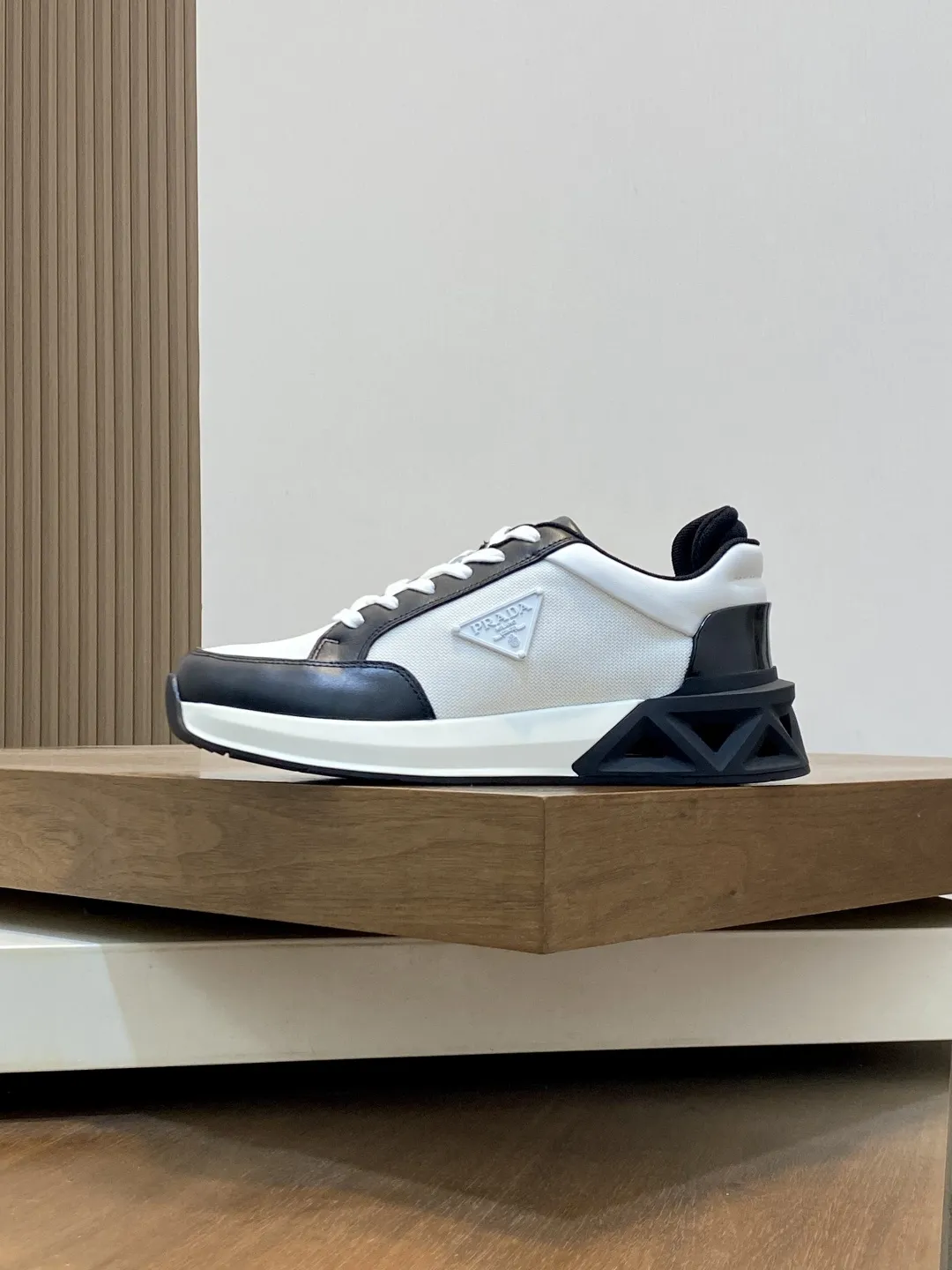 💰360 Prada/普拉达 男士新款网面拼接运动鞋 这款运动鞋呈现现代版型，以利落线条与流畅细节重新演绎品牌典藏款型。鞋履采用小牛皮革和科技织物打造，外侧饰有三角金属徽标，后跟亮色TPU装饰，内里后跟加长加衬设计，穿着更舒适，鞋舌饰有丝印徽标，搭配后跟镂空橡胶厚底，全牛皮内里标配徽标牛皮垫脚，上脚增高舒适、百搭耐看！配全套原包装！ 码数：39-40-41-42-43-44 标准皮鞋尺码（45可定做不支持退换）