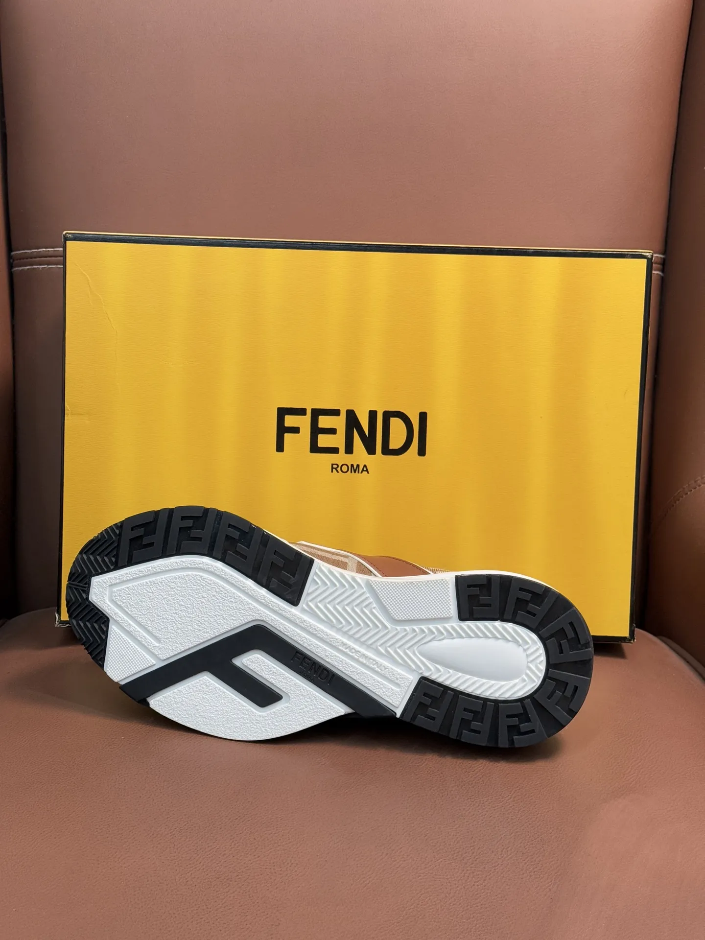 💰410 FEND*&mdash;芬迪 芬家Flow 男士休闲运动鞋，搭配松紧带、侧拉链，刻有F的波纹鞋底。鞋跟饰有凸纹Fendi Flow字样。高科技布料及蓝色和真皮混合材质。装饰Lycra&reg;细节。FF图案鞋舌。超轻耐磨EVA鞋底。 码数：39-44（45.46定做）