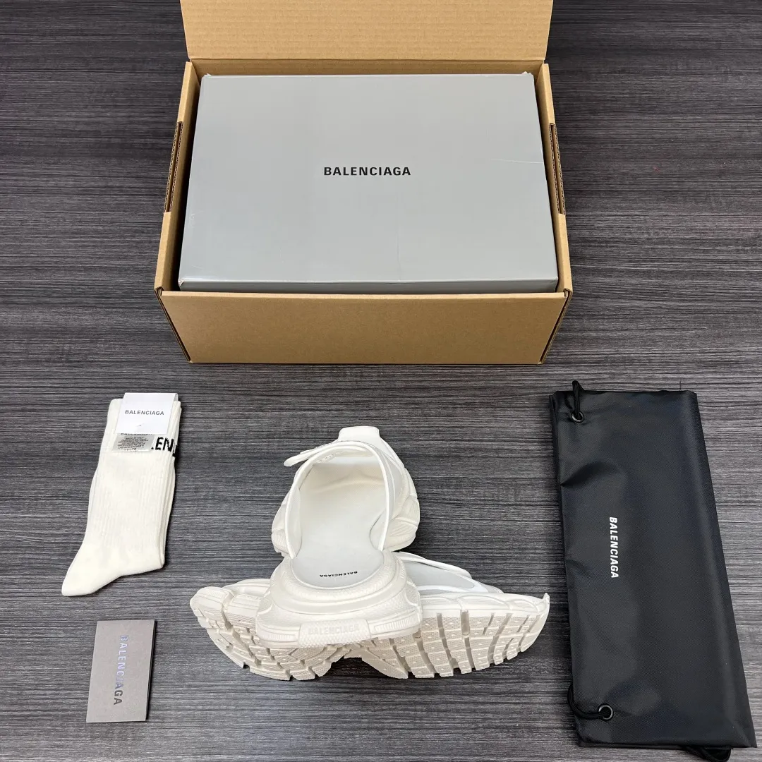 💰400 纯原版本Balenciaga巴黎世家 3XL 厚底套脚一字拖鞋 白色情侣款。 此款魔术贴设计拖鞋 延续 3Xl造型户外轮廓和复杂鞋面结构的同时，增加了透气吸汗的软绵内里材质 大底采用水洗做旧鞋子复古有调值得推荐！ 包装:全套原版包装加固飞机盒包装！ 码数:35-44码！(偏大一码 穿42拍41)