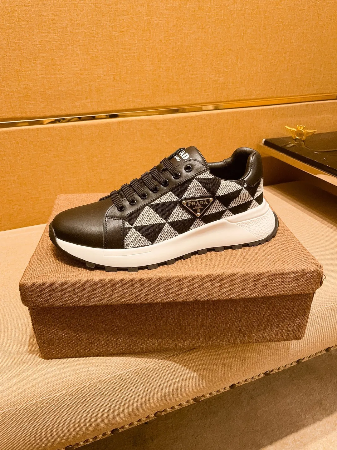 🚘🚘工厂批 230💰【 普拉达 】🔥 男鞋高端品牌 官网1：1最新力作：鞋面采用意大利进口头层牛皮搭配舒适透气内里➕原版防滑耐磨大底制作🔥，让行走更加便捷舒适！独家新款，惊世之作，与官方的质量相比美的1：1复刻[色]！打造时尚个性衬托你的与众不同！潮男必备!经典🔥尺码:38-44 颜色： 🔥 多色可选🔥。