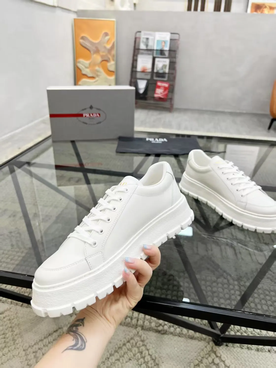 P190元 38-45 Prada 普拉达新款男士真皮运动鞋，市面最高版本 、欢迎任意对比🆚！原版皮料质感极佳，超上档次！意大利进口胎羊网内里，可拆式垫！奢华用料、精细做工，极力推荐入手！