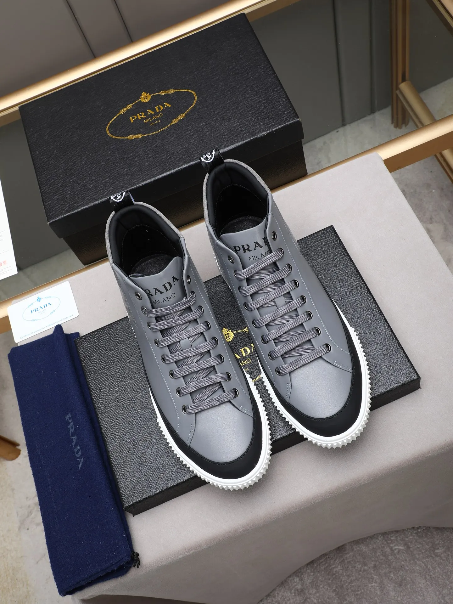 PP220 新款普拉达休闲男鞋意大利著名的奢侈品品牌,目前超爱的款,脚感很好,洋气时髦,显得脚型很正,走起路来也很轻便~鞋型很正,上脚非常好看!面鞋面进口牛皮➕水洗羊里,大底采用防滑运动专属带logo底,舒适 首选好男鞋 长期不过时款! 尺码:38-39-40-41-42-43-44(45定做)多色选!