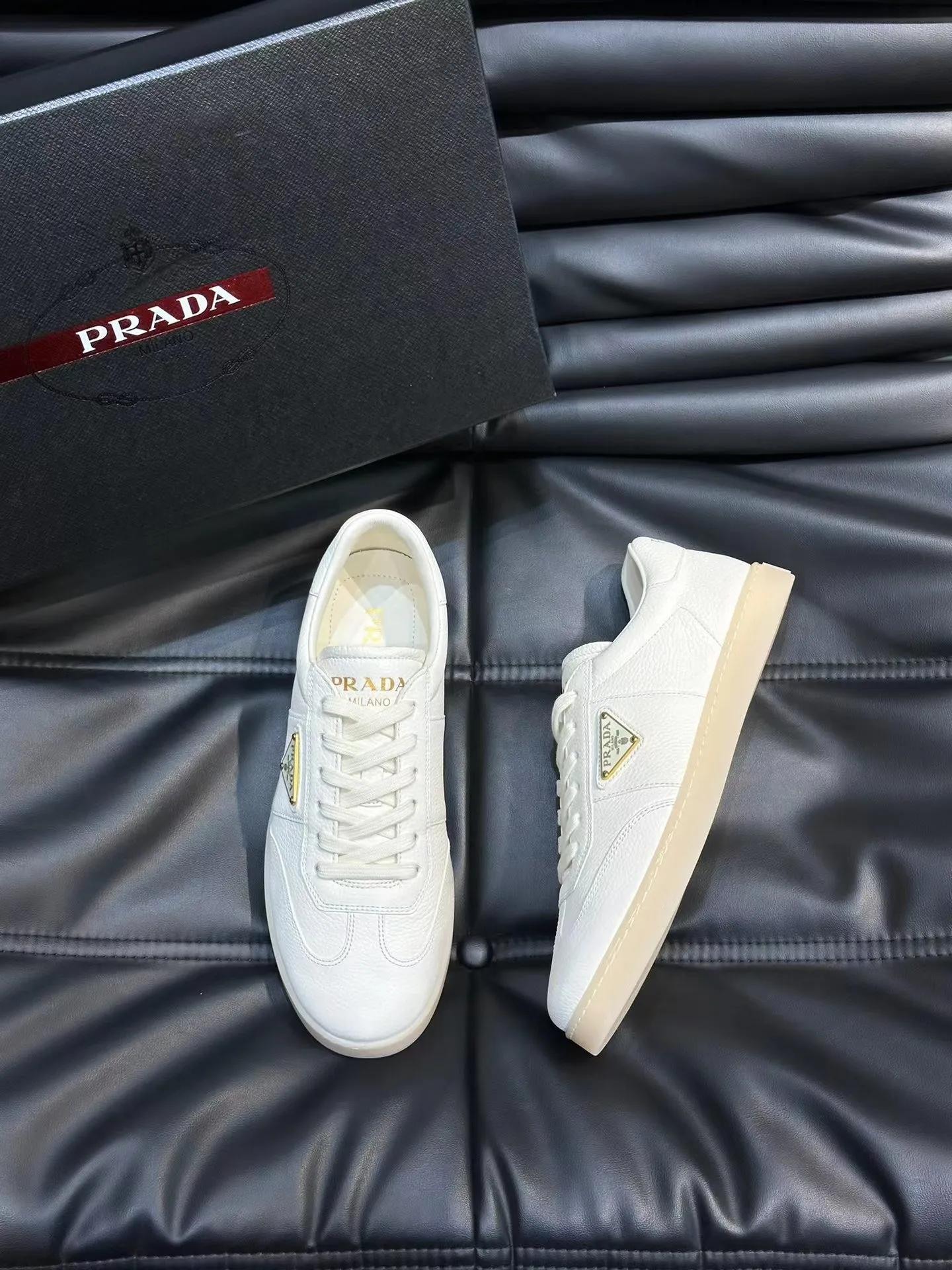 P180元 38-45 Prada 普拉达新款男士真皮运动鞋,市面最高版本 、欢迎任意对比🆚!原版皮料质感极佳,超上档次!意大利进口胎羊网内里,可拆式垫!奢华用料、精细做工,极力推荐入手!