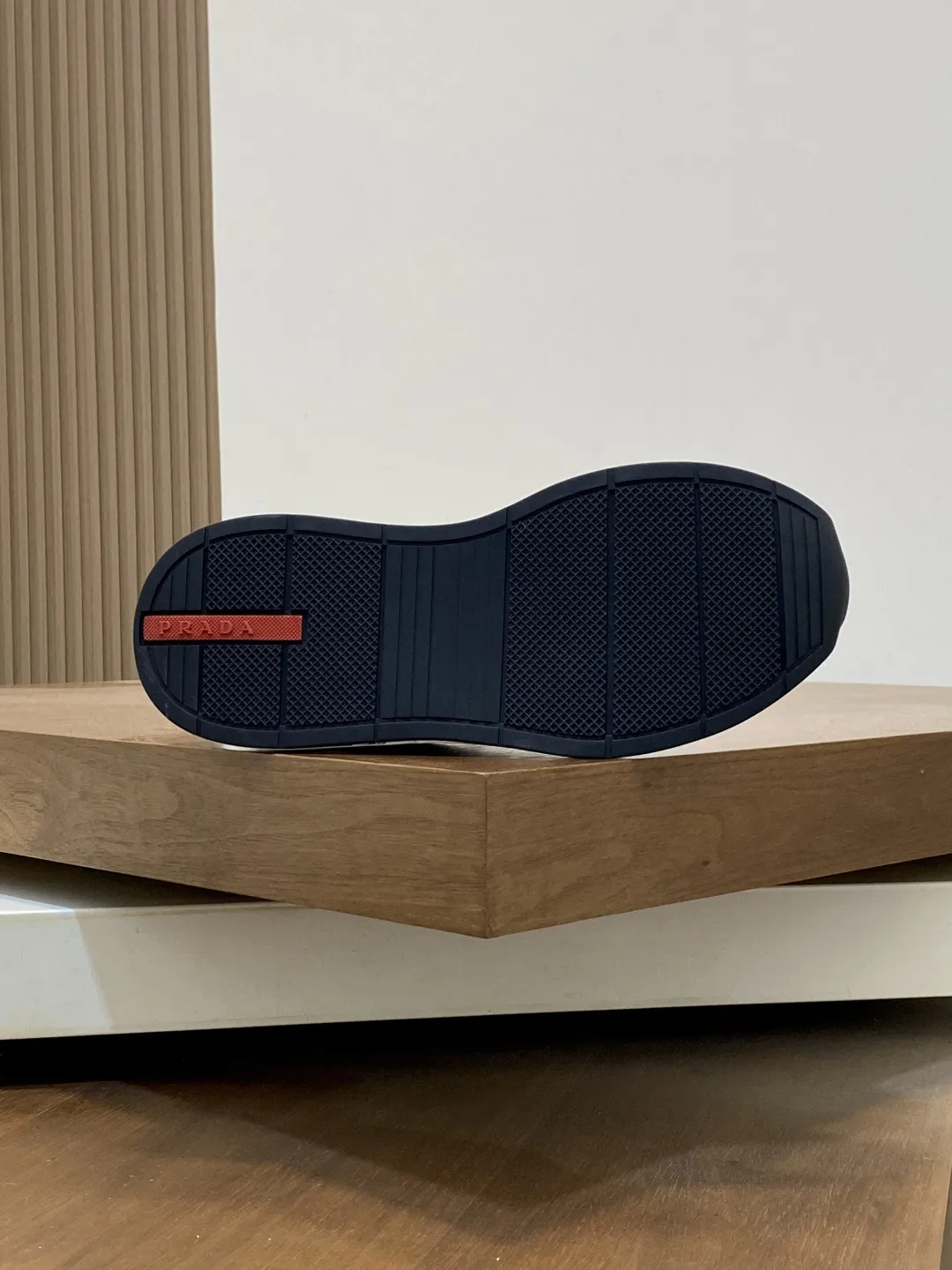 💰380 Prada/普拉达 男士新款皮面拼接运动鞋 这款运动鞋呈现现代版型，以利落线条与流畅细节重新演绎品牌典藏款型。鞋履采用小牛皮革和科技织物打造，外侧饰有三角金属徽标，后跟亮色TPU装饰，内里后跟加长加衬设计，穿着更舒适，鞋舌饰有丝印徽标，搭配后跟镂空橡胶厚底，全牛皮内里标配徽标牛皮垫脚，上脚增高舒适、百搭耐看！配全套原包装！ 码数：39-40-41-42-43-44 标准皮鞋尺码（45可定做不支持退换）
