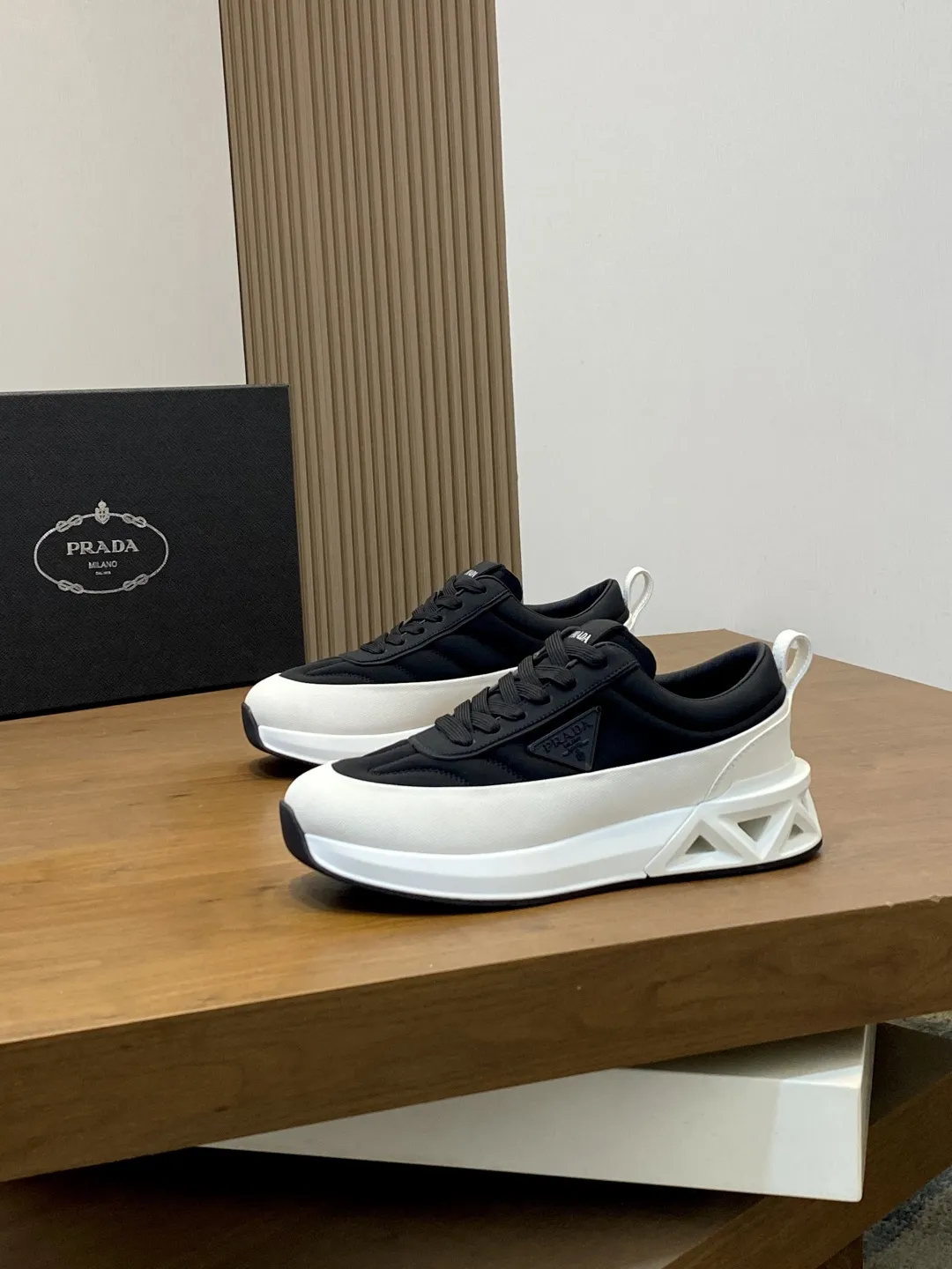 💰380 Prada/普拉达 男士新款皮面拼接运动鞋 这款运动鞋呈现现代版型,以利落线条与流畅细节重新演绎品牌典藏款型。鞋履采用小牛皮革和科技织物打造,外侧饰有三角金属徽标,后跟亮色TPU装饰,内里后跟加长加衬设计,穿着更舒适,鞋舌饰有丝印徽标,搭配后跟镂空橡胶厚底,全牛皮内里标配徽标牛皮垫脚,上脚增高舒适、百搭耐看!配全套原包装! 码数:39-40-41-42-43-44 标准皮鞋尺码(45可定做不支持退换)