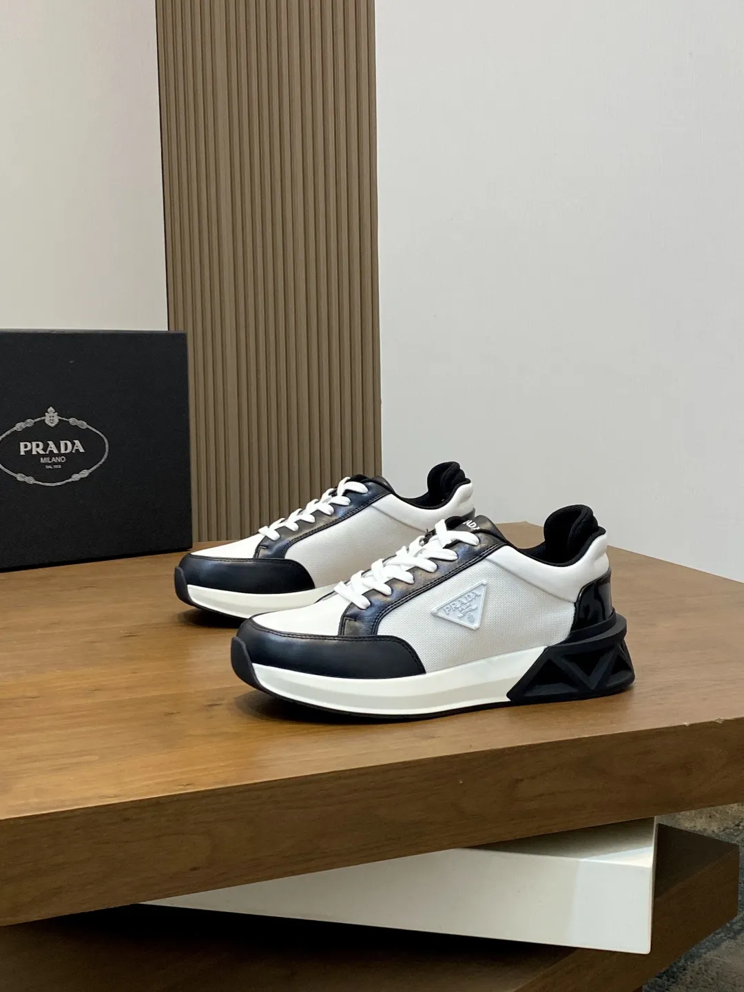 💰360 Prada/普拉达 男士新款网面拼接运动鞋 这款运动鞋呈现现代版型,以利落线条与流畅细节重新演绎品牌典藏款型。鞋履采用小牛皮革和科技织物打造,外侧饰有三角金属徽标,后跟亮色TPU装饰,内里后跟加长加衬设计,穿着更舒适,鞋舌饰有丝印徽标,搭配后跟镂空橡胶厚底,全牛皮内里标配徽标牛皮垫脚,上脚增高舒适、百搭耐看!配全套原包装! 码数:39-40-41-42-43-44 标准皮鞋尺码(45可定做不支持退换)