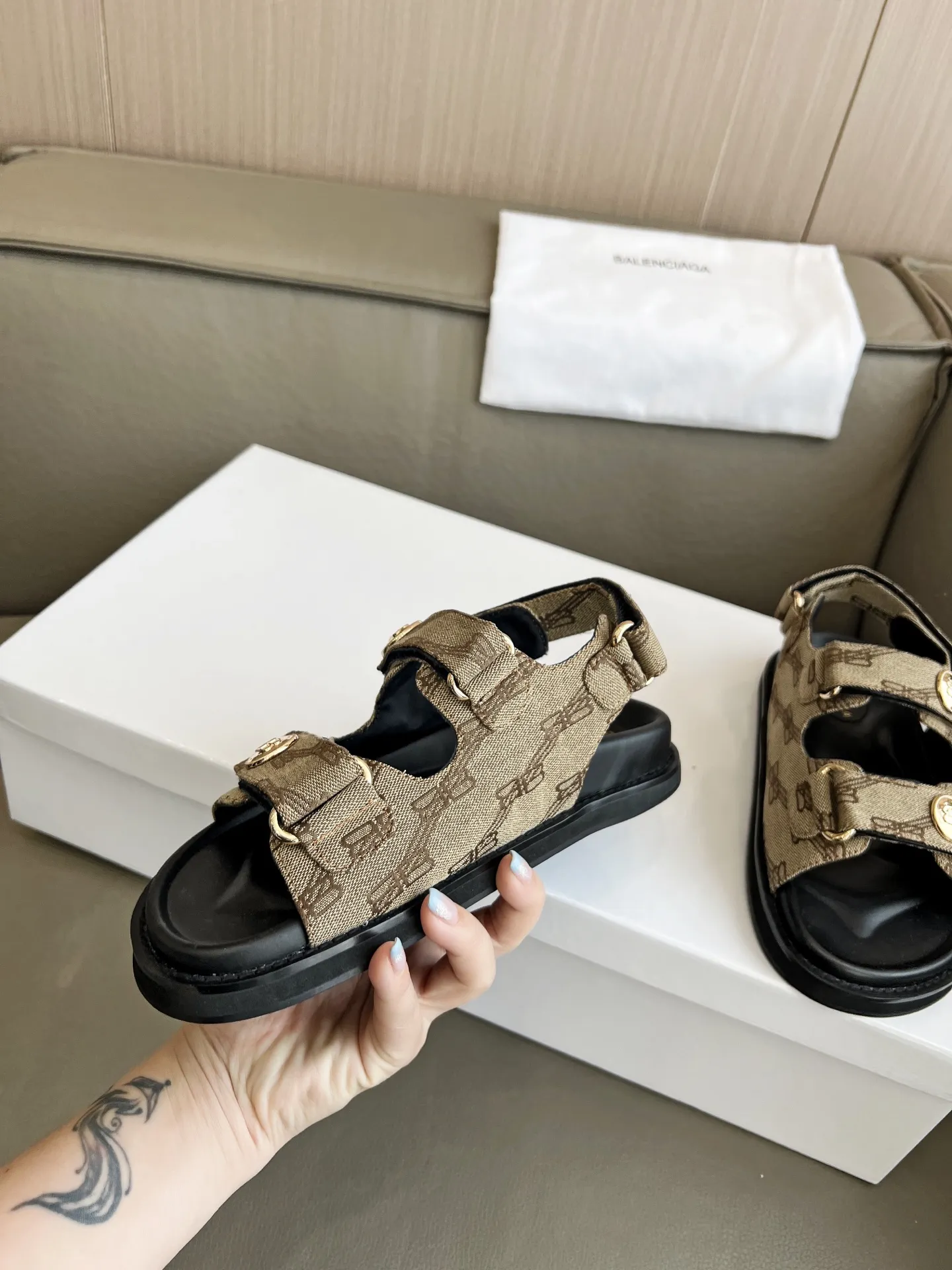 🍓 2025春夏BALENCIAGA/巴黎世家 爆款推荐[得意]这款鞋今年非常🔥爆，独立风格➕各处无可挑剔的细节做工。码数35-40码 41克定做。出厂价250