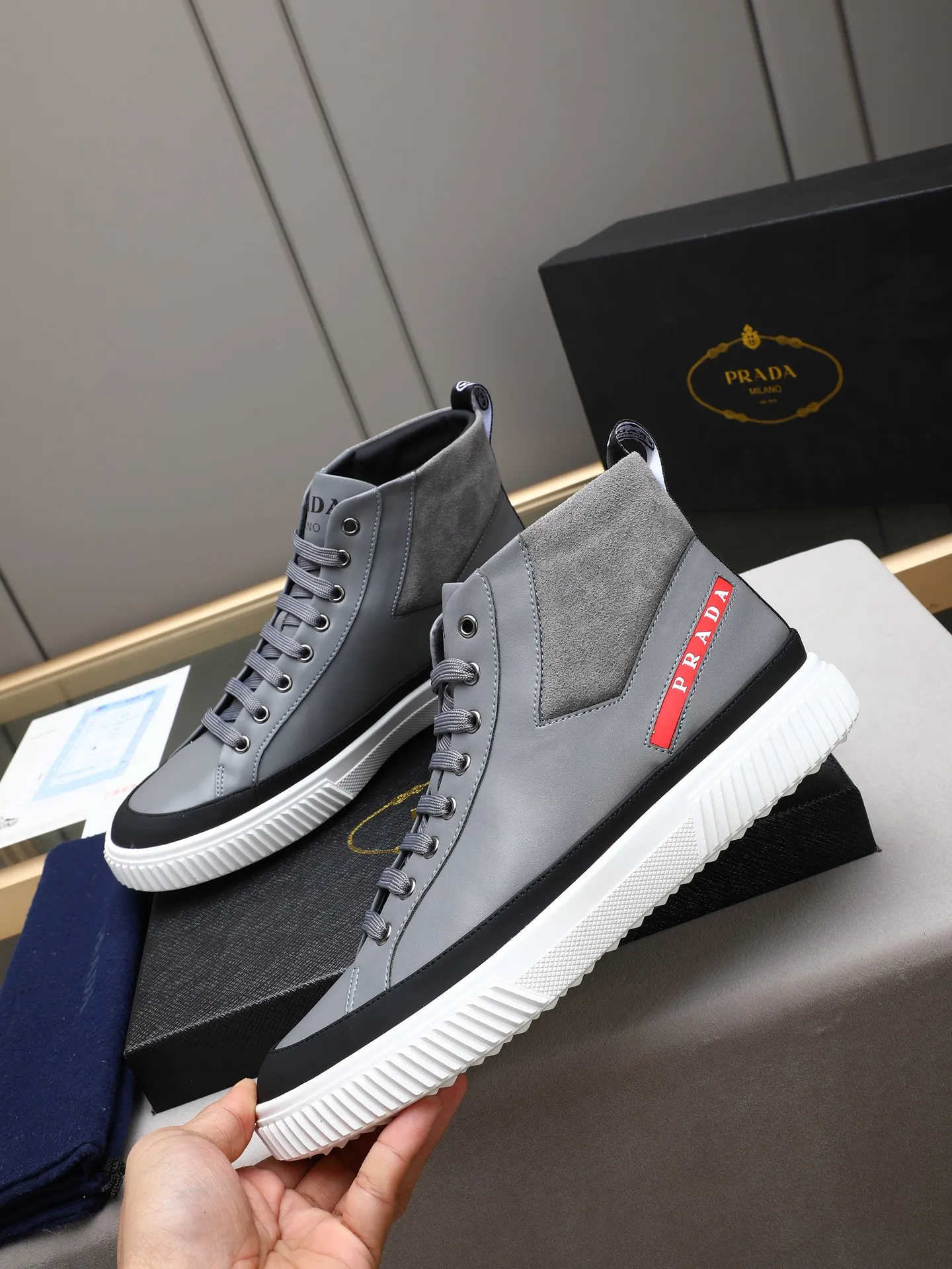 PP220 新款普拉达休闲男鞋意大利著名的奢侈品品牌,目前超爱的款,脚感很好,洋气时髦,显得脚型很正,走起路来也很轻便~鞋型很正,上脚非常好看!面鞋面进口牛皮➕水洗羊里,大底采用防滑运动专属带logo底,舒适 首选好男鞋 长期不过时款! 尺码:38-39-40-41-42-43-44(45定做)多色选!