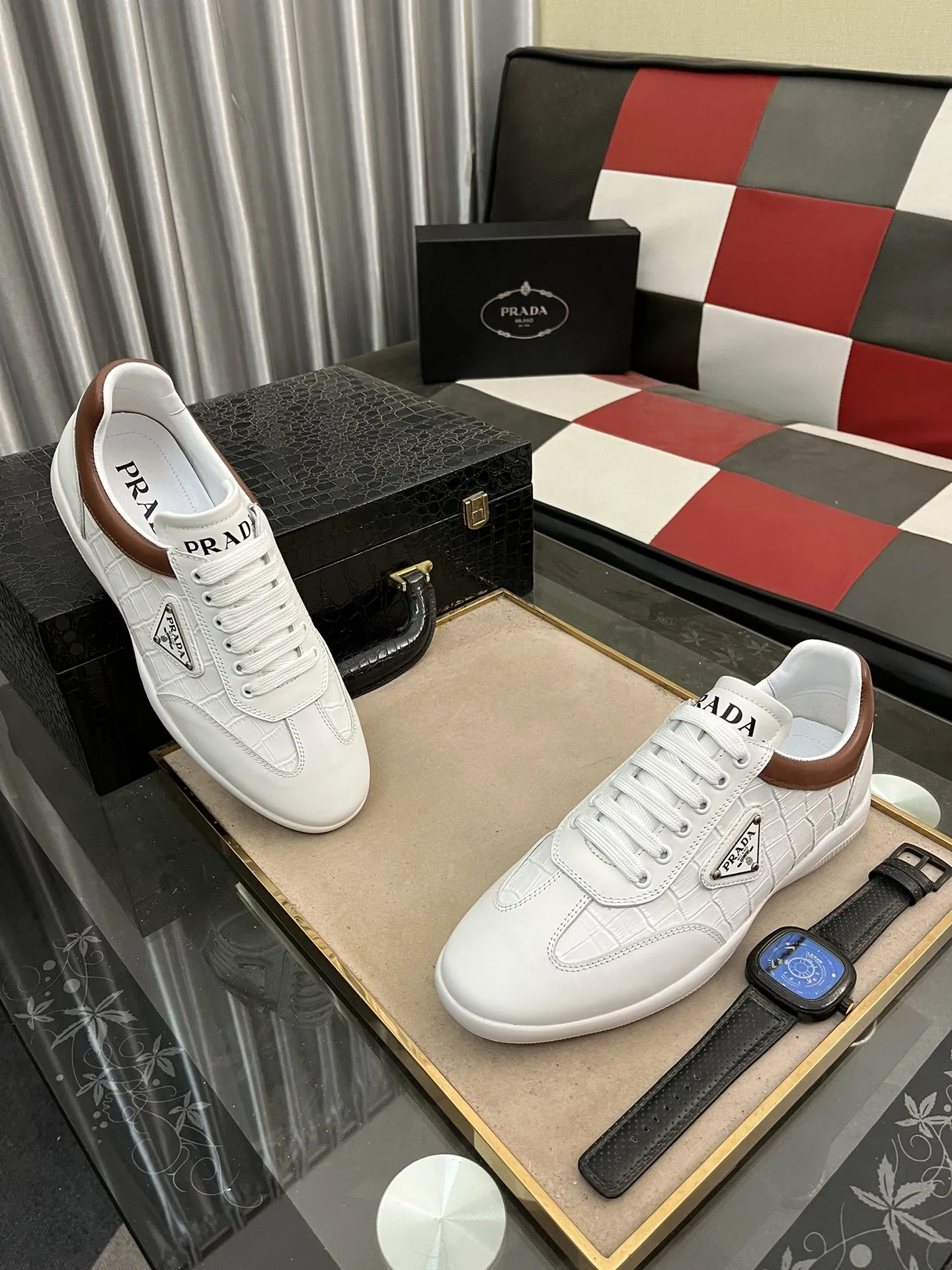 出厂价:220⌚️⌚️Prad*普拉达🆕男士高端精品,简约休闲运动鞋,这款选用皮革和尼龙打造,形成出其不意的纹理对比。特别的同色调工艺打造别致设计,鞋面饰涂珐琅金属三角形徽标,简约精致,辅以灵感源自标志性Symbole图案的元素码数:38-443⃣️色可选