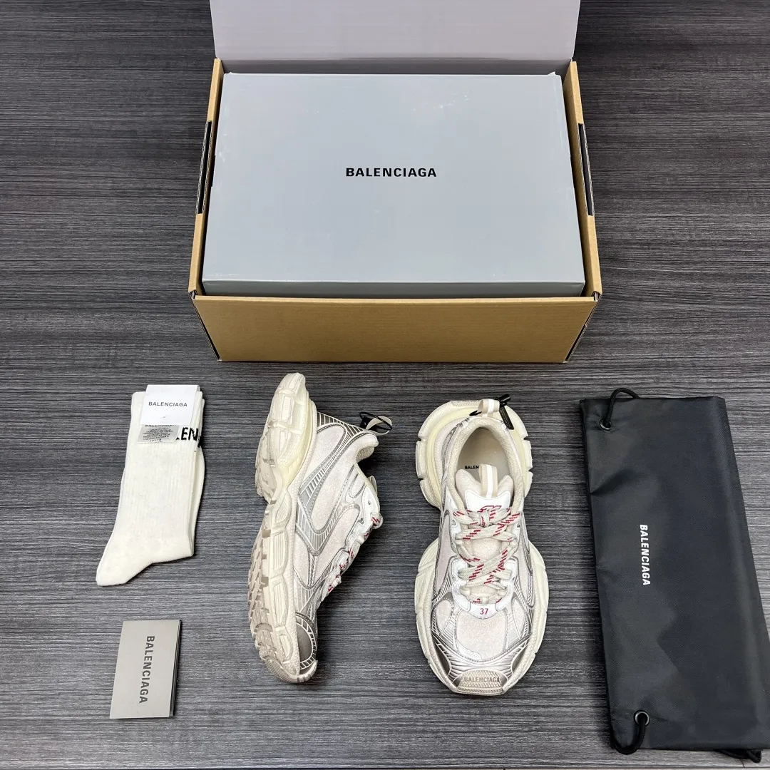 💰420 纯原版本Balenciaga Phantom Sneaker 巴黎世家3XL 白银满天星 潮流跑鞋 在延续 Track Trainer 户外轮廓和复杂鞋面结构的同时，新版本在后跟位置增加了透明带的部件，整鞋看起来更加复古。鞋面采用五彩粉沙织网 遇到光线如漫天星空 非常抢眼！ 包装:全套原版包装加固飞机盒包装！ 码数:35-46码（偏大一码 穿42拍41码)