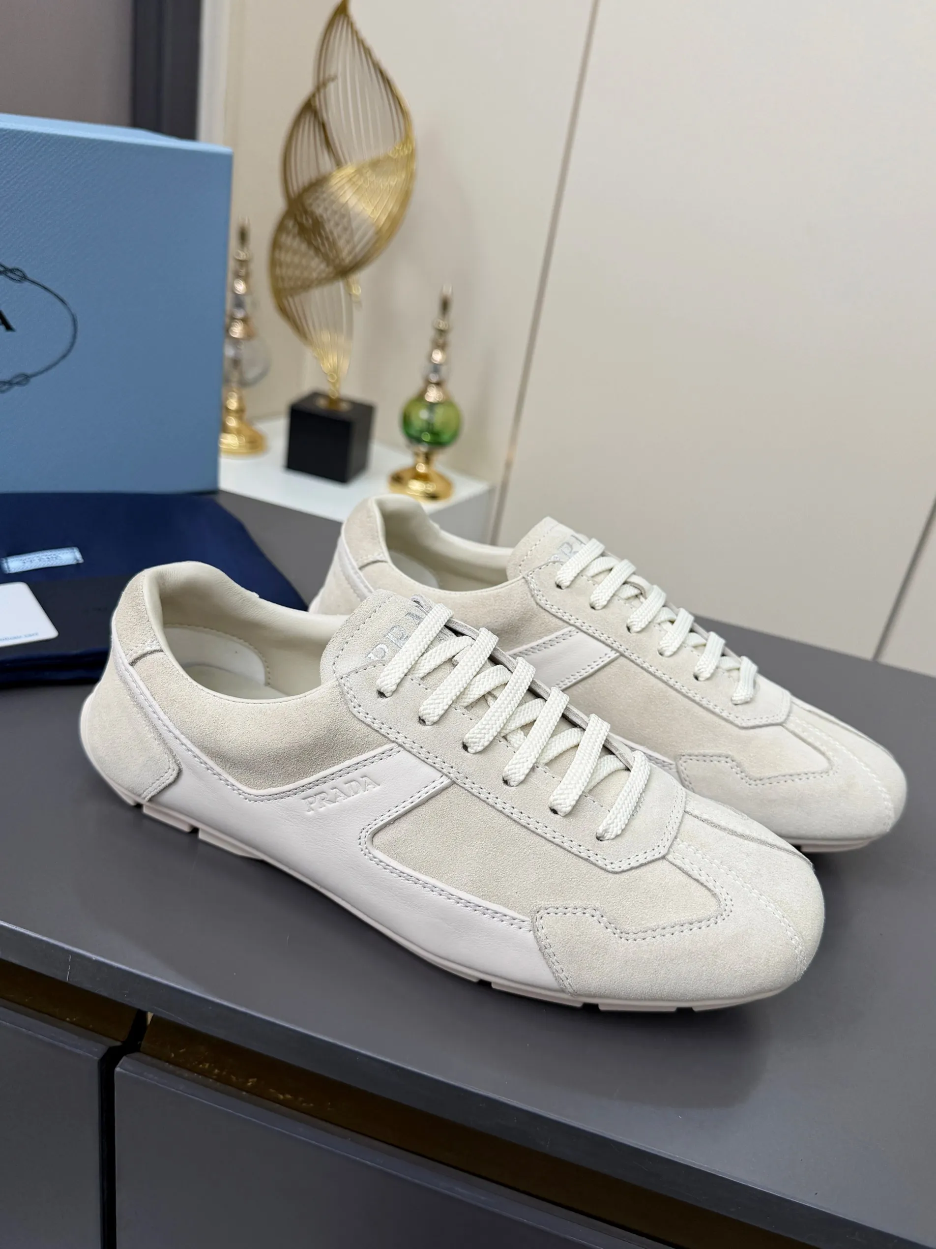 实价不让利P300!普拉达·PRADA🔥2026最新款休闲德训鞋⛳️原版1比1开发,复古时髦前卫的设计,让整双鞋轻便舒适,皮与高丝光牛绒的设计更是简洁大方,搭配古沙滩凉鞋造型,每一个元素都踩在时髦点上🤗 ✦面料:头层牛皮拼接牛京 ✦内里:羊皮内里 ✦大底:原版1:1开双色生胶底 ✦码数:女码 35--40 ✦码数:男码 39--44, ✦码数:可以定做女41 女42 男45