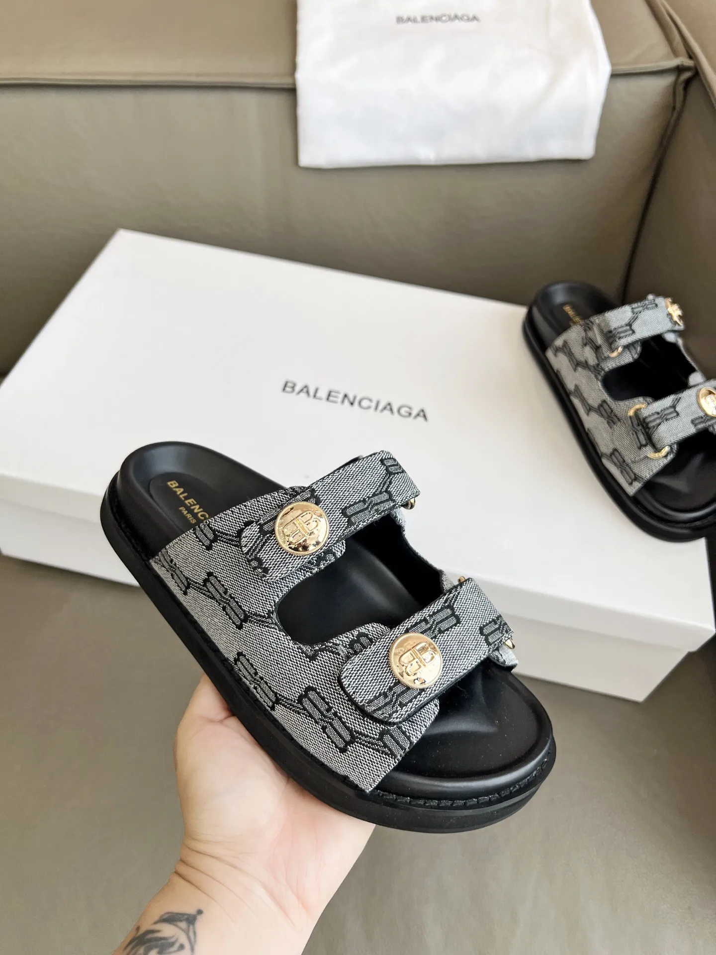 🍓 2025春夏BALENCIAGA/巴黎世家 爆款推荐[得意]这款鞋今年非常🔥爆，独立风格➕各处无可挑剔的细节做工。码数35-40码 41克定做。出厂价230