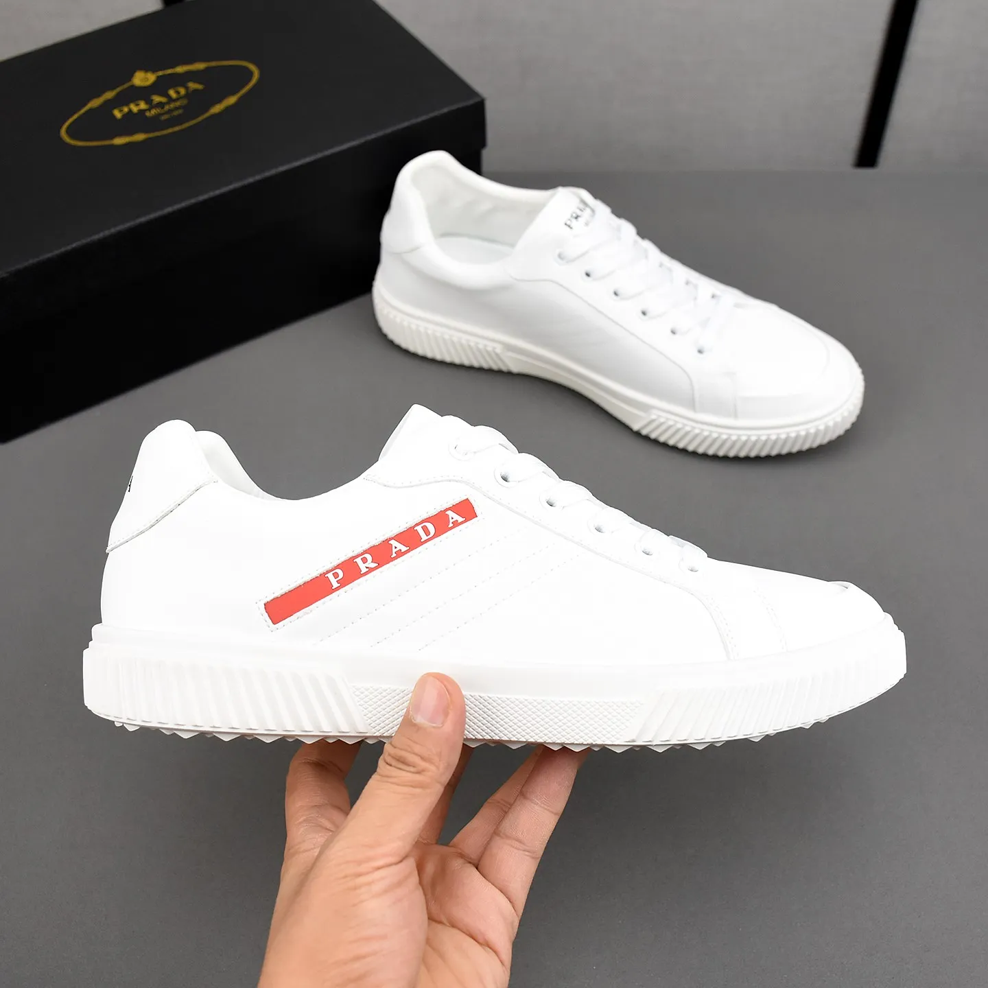 PP210👟👟👟Prada引爆全场！不断创新的国际品牌普拉达 此款男士休闲鞋，原版版本，专柜一比一牛皮材质，皮垫脚➕橡胶防滑大底，透气舒适以质量说话👄38-44