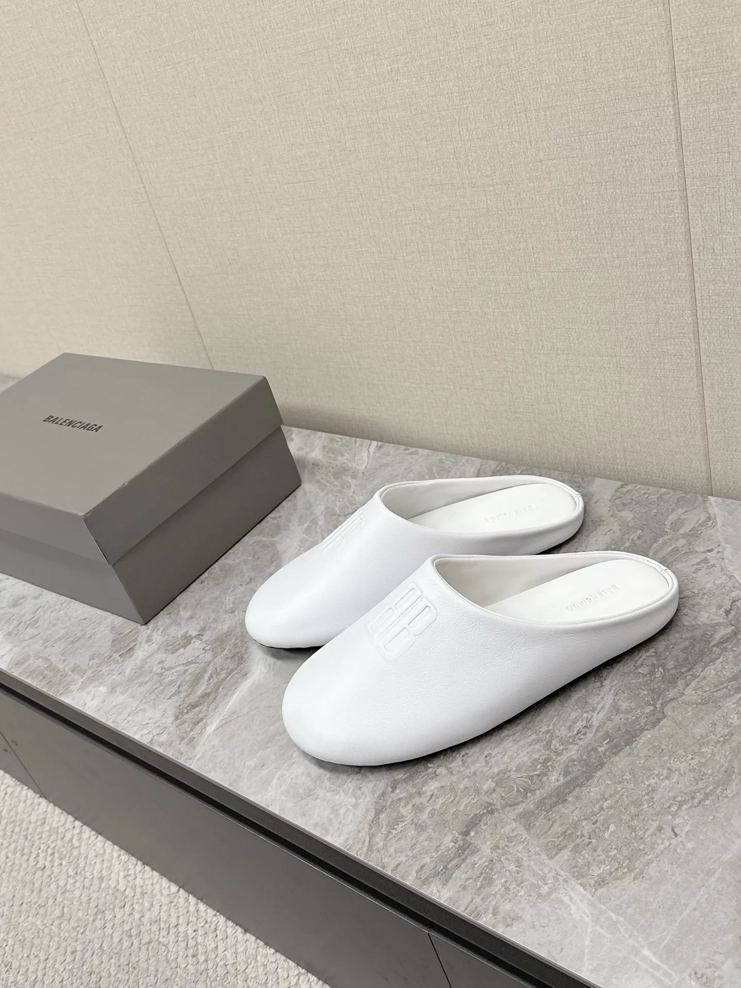 💰220 BALENCIAGA巴黎世家最新走秀款情侣半拖 百位ins博主网红推荐 国外超多明星网红种草 经典永不过时 简约的设计 极具辨识度的logo点缀 B家每次的新品即使在同类相似款式上,设计风格总会抓人眼球有辨识度👀随随便便搭视觉上都是秒杀大众款、上脚舒适非常方便 鞋面进口小牛皮 质地柔软细腻 原版开模防滑大底 size:35-40 男39-44