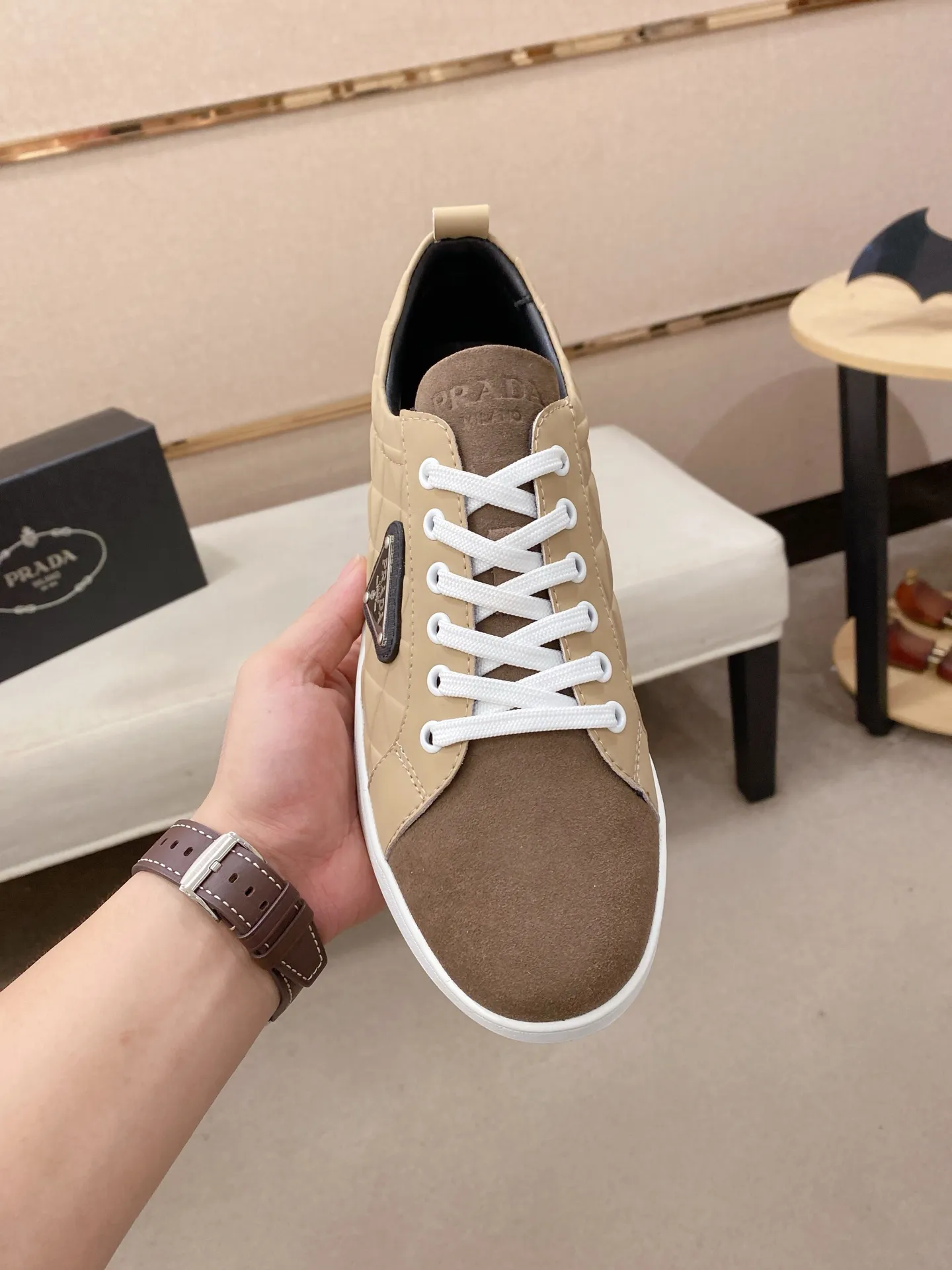 P220💰(普拉达)官网最新款🎁🎁休闲时尚男鞋👟，爆款💥版型简洁大气，潮男专属.独有的官网最新品牌元素元素👑原版装饰，时尚又大方，面料原版牛皮✅羊皮内里，官网指定耐磨休闲大底，专柜经典款实物拍摄🎬39-44.可定做38.45
