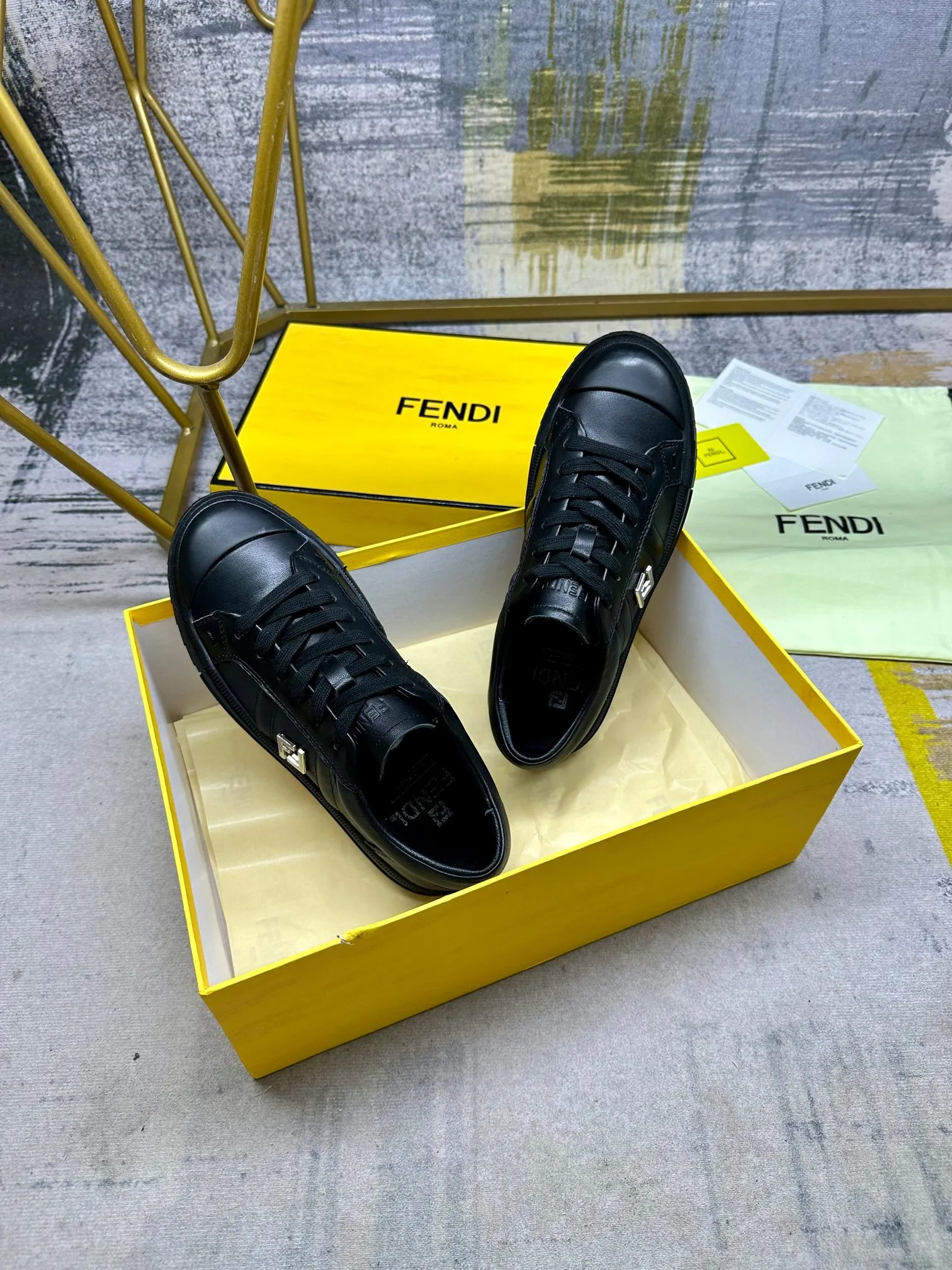 最新火爆款 FENDI Domino系带低帮鞋-全新必备款型！轻松、舒适、时尚且百搭。白色牛皮面料侧面缀以银色饰面金属FF扣件，羊皮内里，原版开模大底鞋头饰有凸纹压花FF图案 ，女码35-41，P220，男码39-45，P230