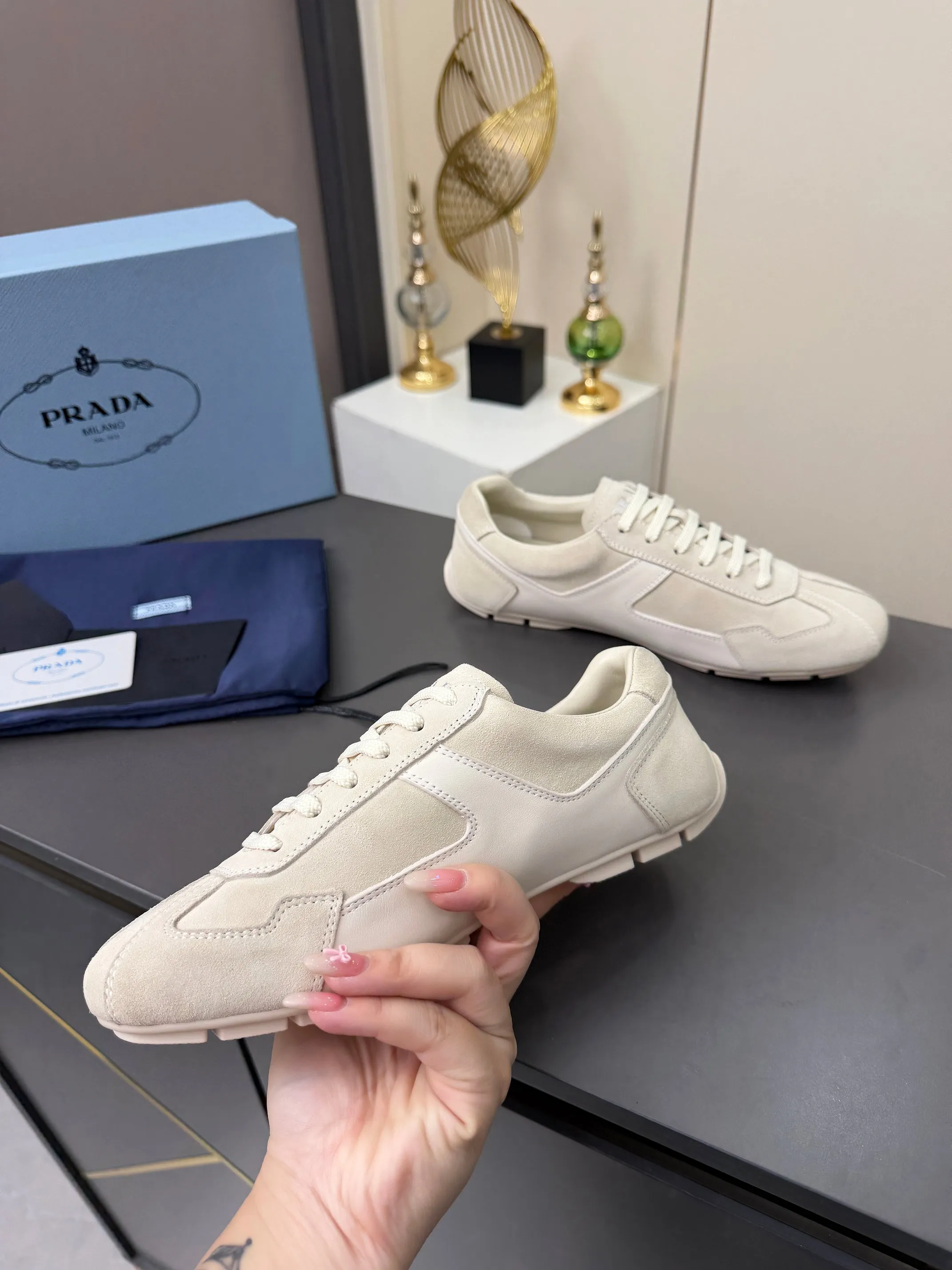 实价不让利P300!普拉达·PRADA🔥2026最新款休闲德训鞋⛳️原版1比1开发,复古时髦前卫的设计,让整双鞋轻便舒适,皮与高丝光牛绒的设计更是简洁大方,搭配古沙滩凉鞋造型,每一个元素都踩在时髦点上🤗 ✦面料:头层牛皮拼接牛京 ✦内里:羊皮内里 ✦大底:原版1:1开双色生胶底 ✦码数:女码 35--40 ✦码数:男码 39--44, ✦码数:可以定做女41 女42 男45