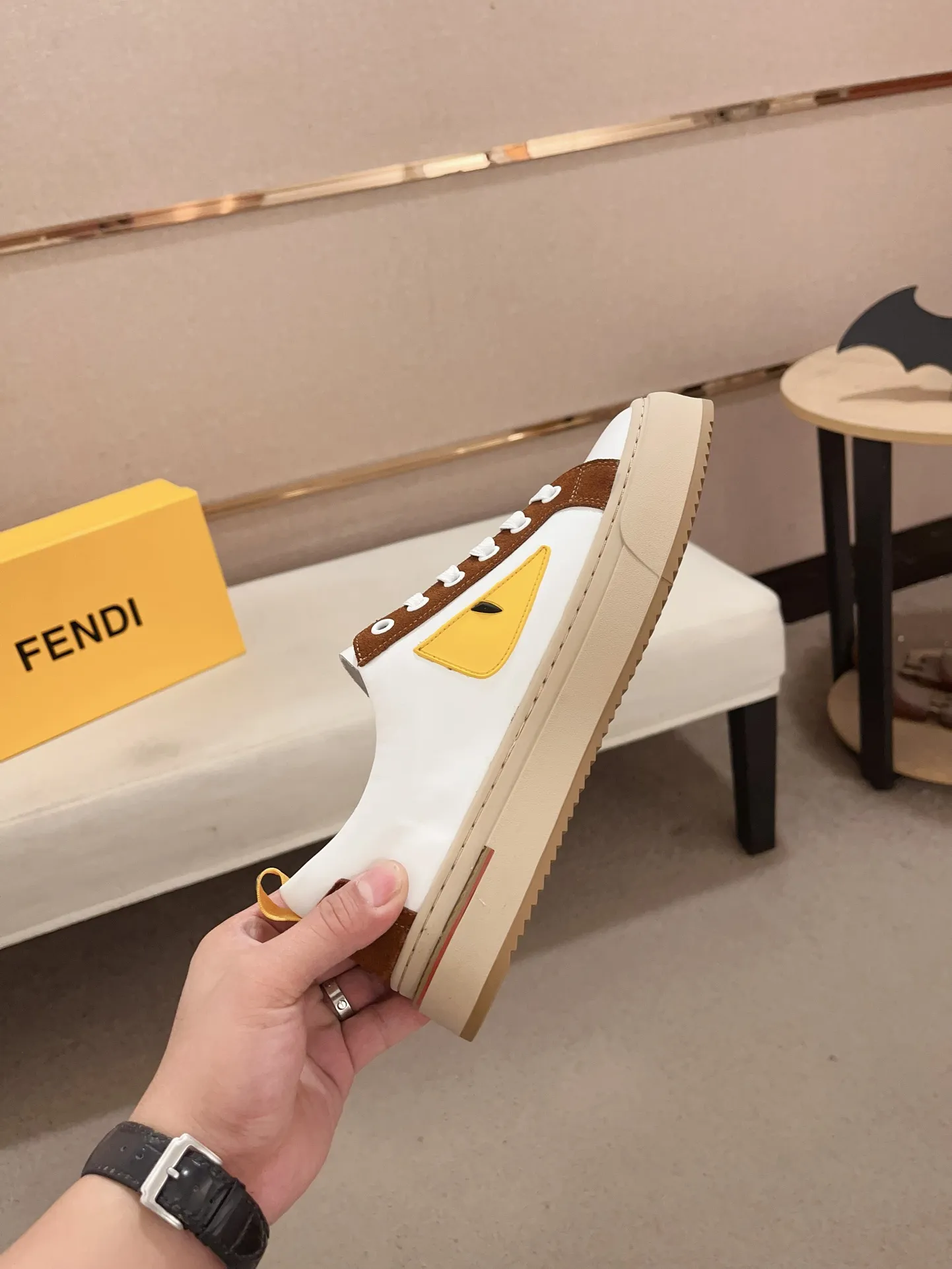 工厂价: 210💰【Fendi】芬迪 男士最新款休闲鞋!专柜同步上市!原版一比一复刻。全进口官网一比一牛皮面料。内里采用头层顶级羊皮,原版原厂特供橡胶大底。引领时尚新概念。配码:38-44。(可定做45不退换)