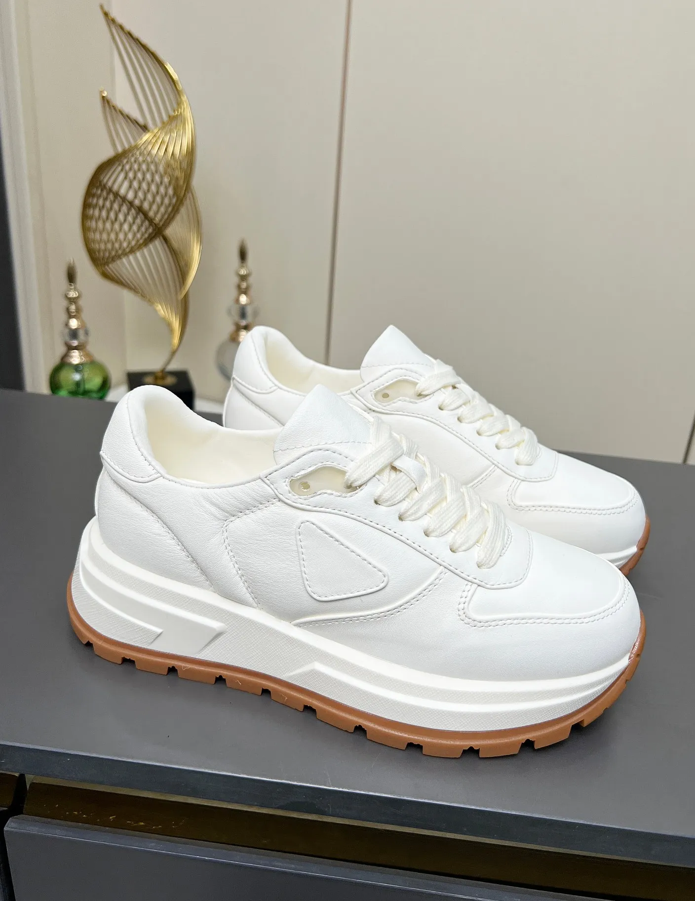 💰无标/自主标⛳️【普拉达·PRADA同款】⛳️2025早春🎖休闲厚底松糕鞋小皮鞋火爆登场🤗🤗原板复制!折边工艺~完美无瑕!采用高级感满满的进口绵羊小羊皮做鞋面,真正做到最顶级,请各位看清细节认准品质,底厚4cm,防滑耐磨tpu橡胶底底,低调致敬品牌设计传承,打造属于完美的风格。💣炸街款🔥又酷又飒 C位时髦穿搭🌹🌹经典鞋型,呈现出精致质感!拥有着高档气质! ♺面料:进口环保牛皮 ♺内里:柔软羊皮 ♺垫脚:柔软羊皮 ♺码数:女码35--40,出厂价300 ♺码数:男码39--45,出厂价310