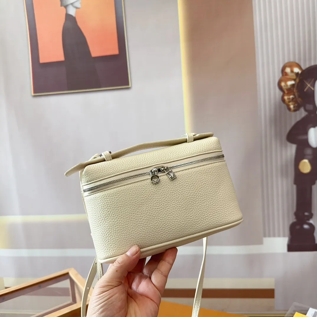 P125 配盒子 貌美如花LoroPiana小方包 不再买包的我看到这个小白真是受不了 简直太适合夏天，容量可放下手机 钥匙 气垫 手纸 口红等，好喜欢這 #OroPiana#夏日小包推荐 尺寸：20 13 T