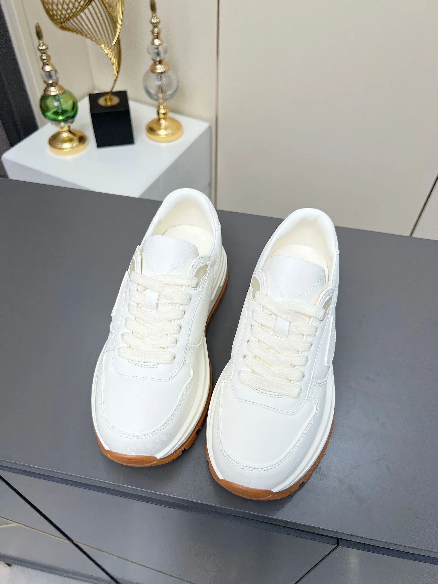 💰无标/自主标⛳️【普拉达·PRADA同款】⛳️2025早春🎖休闲厚底松糕鞋小皮鞋火爆登场🤗🤗原板复制!折边工艺~完美无瑕!采用高级感满满的进口绵羊小羊皮做鞋面,真正做到最顶级,请各位看清细节认准品质,底厚4cm,防滑耐磨tpu橡胶底底,低调致敬品牌设计传承,打造属于完美的风格。💣炸街款🔥又酷又飒 C位时髦穿搭🌹🌹经典鞋型,呈现出精致质感!拥有着高档气质! ♺面料:进口环保牛皮 ♺内里:柔软羊皮 ♺垫脚:柔软羊皮 ♺码数:女码35--40,出厂价300 ♺码数:男码39--45,出厂价310