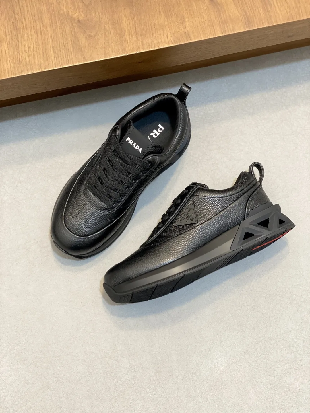 💰390 Prada/普拉达 男士新款皮面拼接运动鞋 这款运动鞋呈现现代版型,以利落线条与流畅细节重新演绎品牌典藏款型。鞋履采用小牛皮革和科技织物打造,外侧饰有三角金属徽标,后跟亮色TPU装饰,内里后跟加长加衬设计,穿着更舒适,鞋舌饰有丝印徽标,搭配后跟镂空橡胶厚底,全牛皮内里标配徽标牛皮垫脚,上脚增高舒适、百搭耐看!配全套原包装! 码数:39-40-41-42-43-44 标准皮鞋尺码(45可定做不支持退换)