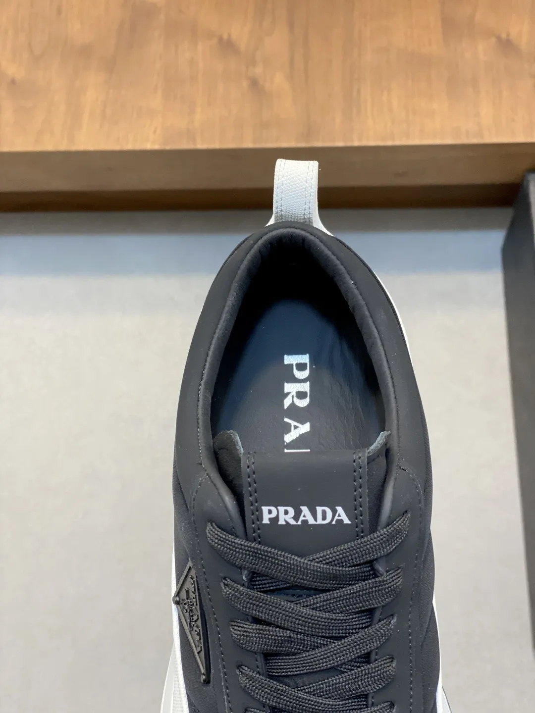 💰380 Prada/普拉达 男士新款皮面拼接运动鞋 这款运动鞋呈现现代版型，以利落线条与流畅细节重新演绎品牌典藏款型。鞋履采用小牛皮革和科技织物打造，外侧饰有三角金属徽标，后跟亮色TPU装饰，内里后跟加长加衬设计，穿着更舒适，鞋舌饰有丝印徽标，搭配后跟镂空橡胶厚底，全牛皮内里标配徽标牛皮垫脚，上脚增高舒适、百搭耐看！配全套原包装！ 码数：39-40-41-42-43-44 标准皮鞋尺码（45可定做不支持退换）
