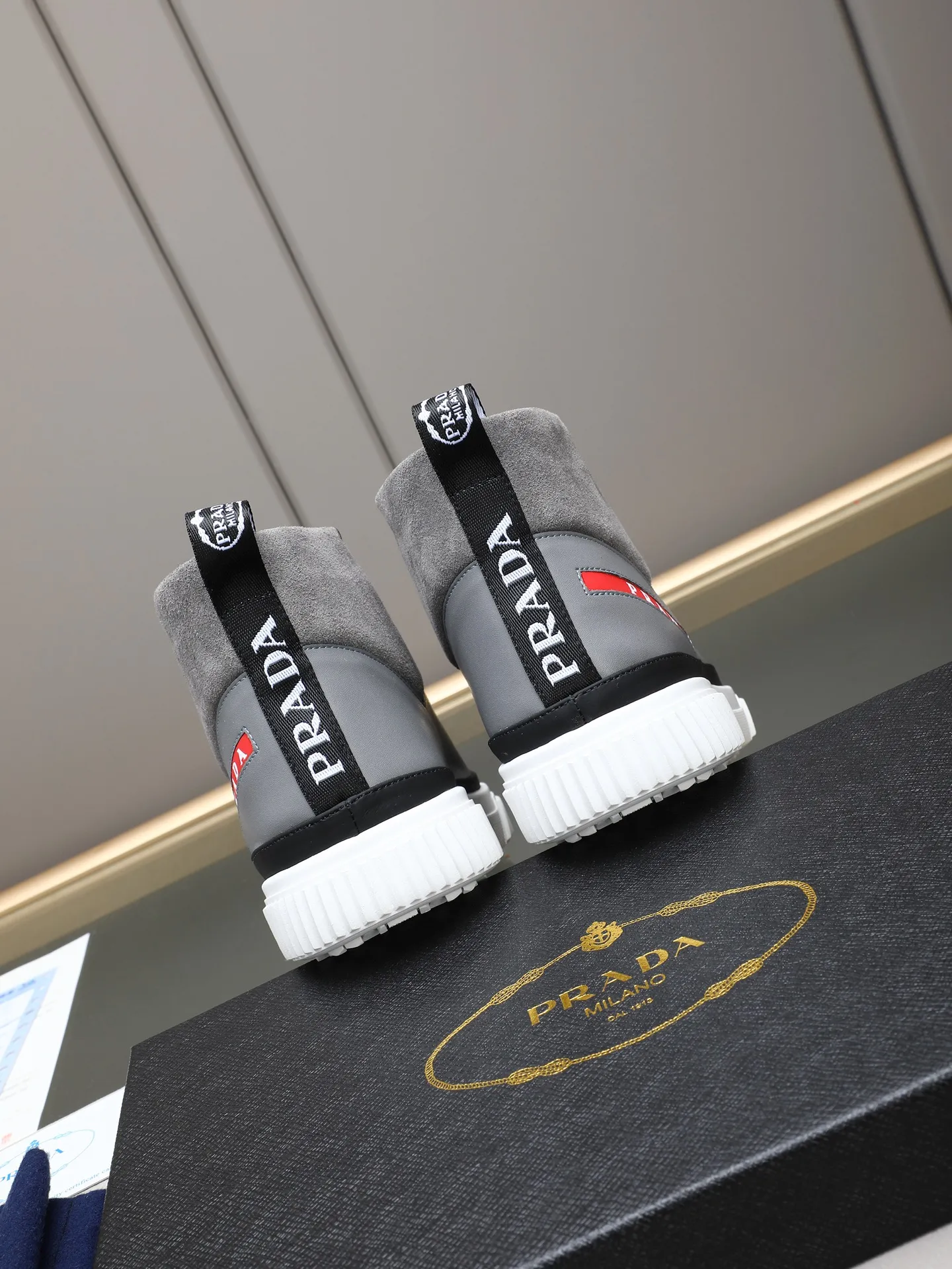 PP220 新款普拉达休闲男鞋意大利著名的奢侈品品牌，目前超爱的款，脚感很好，洋气时髦，显得脚型很正，走起路来也很轻便～鞋型很正，上脚非常好看！面鞋面进口牛皮➕水洗羊里，大底采用防滑运动专属带logo底，舒适 首选好男鞋 长期不过时款！ 尺码：38-39-40-41-42-43-44（45定做）多色选！