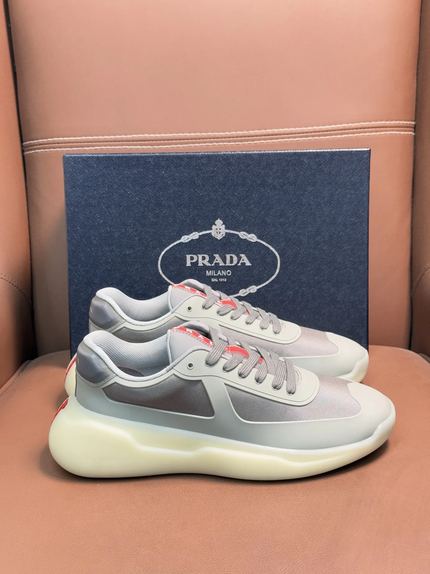 🔥🔥 PRAD* &mdash; 普拉达。美洲杯再生尼龙和Bike皮面运动鞋 这款再生尼龙运动鞋兼具实用性与创新性，富有现代特色，搭配轻便的鞋底，融入极简主义细节设计。鞋面点缀锁温压胶装饰。丝网印花Prad*徽标。尼龙带环鞋带 TPU鞋底，采用超轻质发泡橡胶填充材料。橡胶图案纹路。鞋底高度：40毫米 可拆卸覆织物鞋垫。 码数：39-45。p380