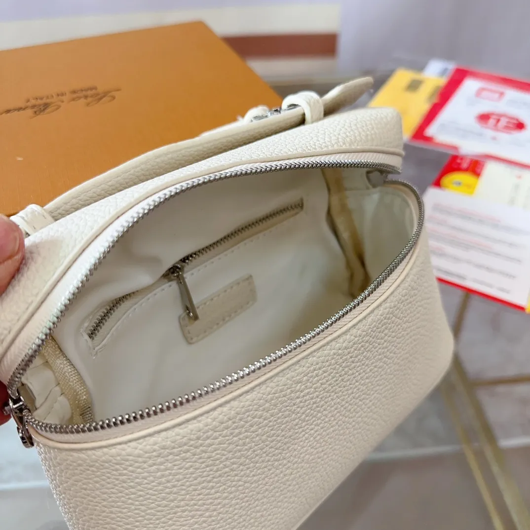 P125 配盒子 貌美如花LoroPiana小方包 不再买包的我看到这个小白真是受不了 简直太适合夏天，容量可放下手机 钥匙 气垫 手纸 口红等，好喜欢這 #OroPiana#夏日小包推荐 尺寸：20 13 T