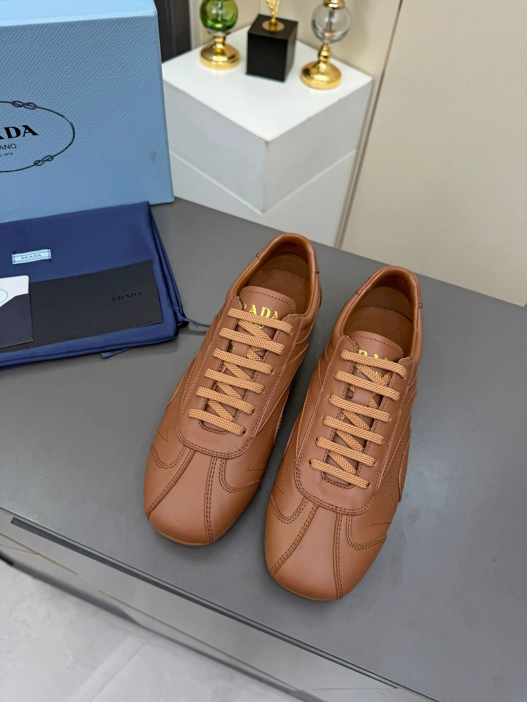 实价不让利P300!普拉达·PRADA🔥2026最新款休闲德训鞋⛳️原版1比1开发,复古时髦前卫的设计,让整双鞋轻便舒适,皮与高丝光牛绒的设计更是简洁大方,搭配古沙滩凉鞋造型,每一个元素都踩在时髦点上🤗 ✦面料:进口头层牛皮 ✦内里:羊皮内里 ✦大底:原版1:1开双色生胶底 ✦码数:女码 35--40, ✦码数:男码 39--44, ✦码数:可以定做女41 女42 男45