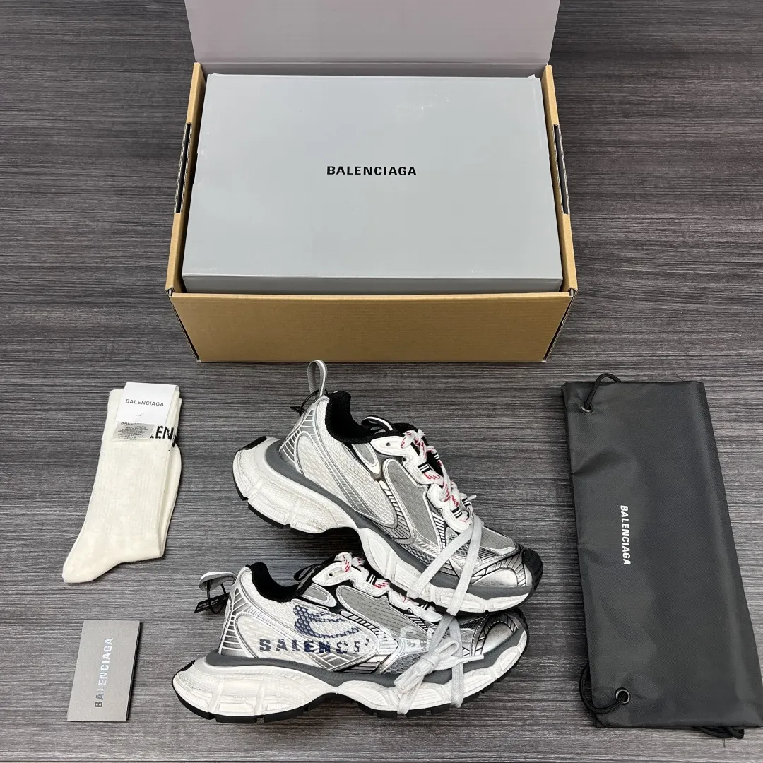 💰420 纯原版本Balenciaga Phantom Sneaker 巴黎世家全新做旧3XL3D打印 做旧潮流跑鞋 在延续 Track Trainer 户外轮廓和复杂鞋面结构的同时，新版本在后跟位置增加了透明带的部件，侧面印有巴黎世家最新logo图案 整鞋看起来更加复古。 包装:全套原版包装加固飞机盒包装！ 码数:35-46码(偏大一码 穿42拍41码)