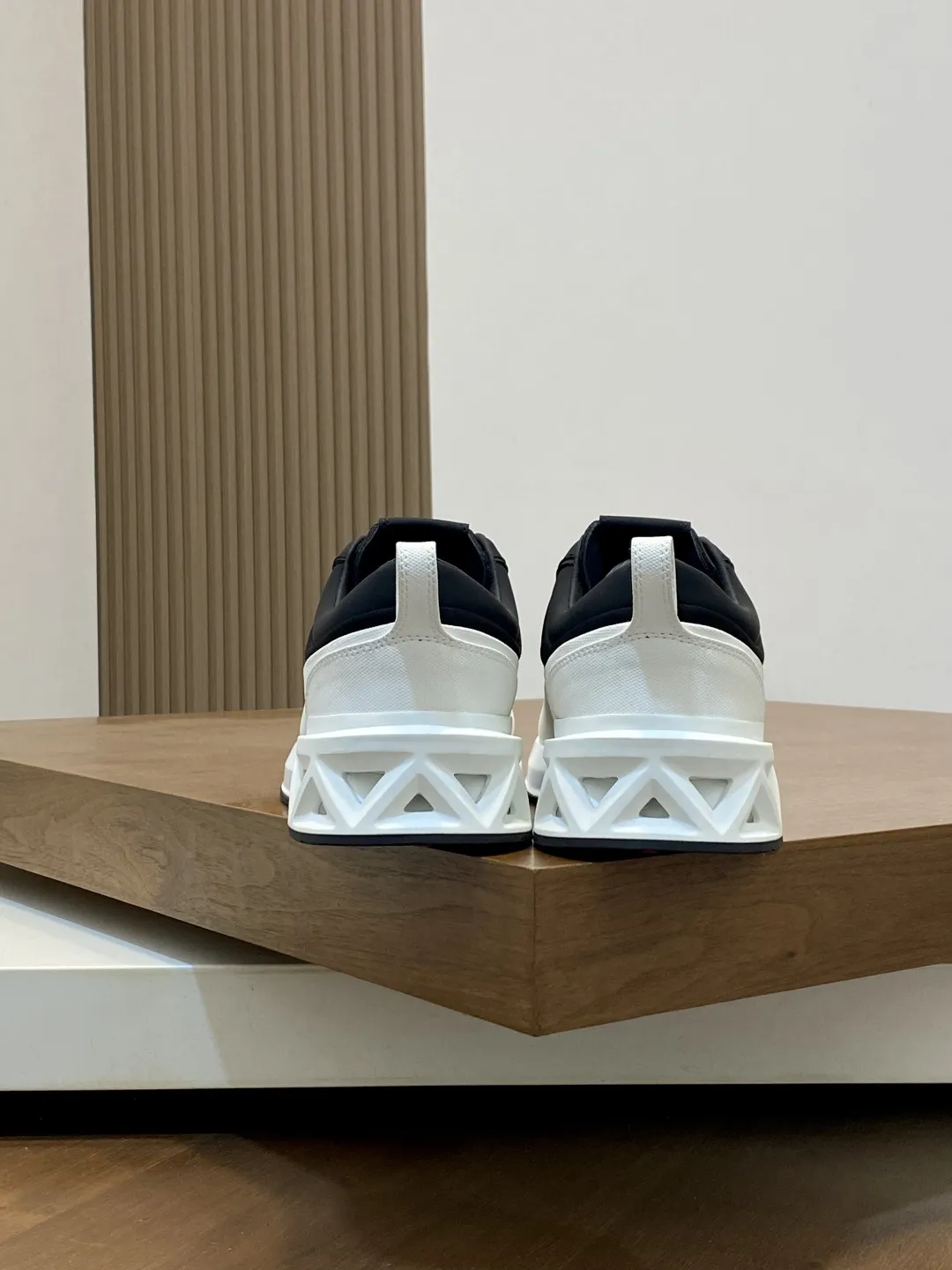 💰380 Prada/普拉达 男士新款皮面拼接运动鞋 这款运动鞋呈现现代版型,以利落线条与流畅细节重新演绎品牌典藏款型。鞋履采用小牛皮革和科技织物打造,外侧饰有三角金属徽标,后跟亮色TPU装饰,内里后跟加长加衬设计,穿着更舒适,鞋舌饰有丝印徽标,搭配后跟镂空橡胶厚底,全牛皮内里标配徽标牛皮垫脚,上脚增高舒适、百搭耐看!配全套原包装! 码数:39-40-41-42-43-44 标准皮鞋尺码(45可定做不支持退换)